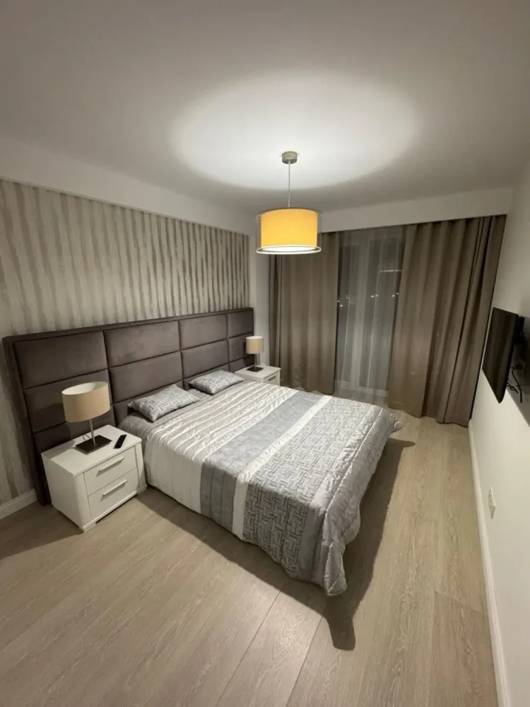 Apartament premium cu 2 camere, ultracentral, cu terasa- Prima Sucevei - Immosell vă propune spre vânzare un apartament premium cu 2 camere, situat ultracentral în Oradea, în complexul Prima Sucevei.

Poziționat la etajul 5 din 10, apartamentul este complet mobilat și utilat premium, cu finisaje de calitate superioară și disponibilitate imediată.

Proprietatea are o suprafață utilă de 53,74 mp, la care se adaugă un balcon de 8 mp aferent dormitorului și o terasă generoasă de 33,30 mp, cu acces direct din living. Suprafața totală utilă este de 95,10 mp, iar suprafața construită este de 119 mp.

În preț este inclus și un loc de parcare subteran.

Un apartament elegant, modern și exclusivist, ideal pentru locuire sau investiție.

Preț: 174 000 euro neg.

Contact Sorin Gligor - 0731 290 032
www.immosell.ro