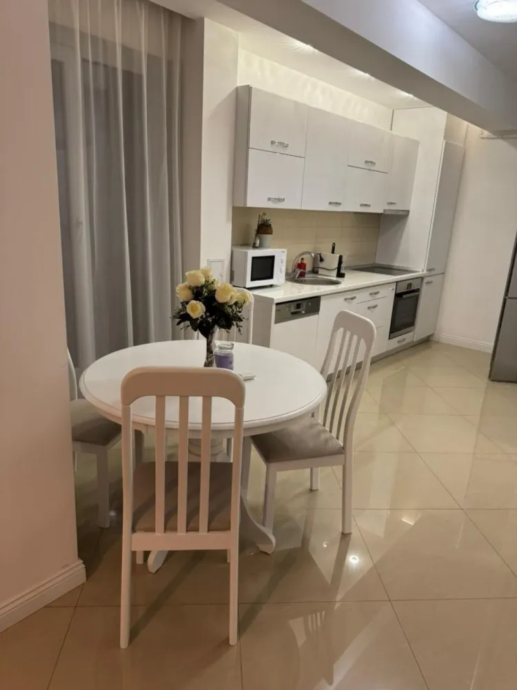 Apartament premium cu 2 camere, ultracentral, cu terasa- Prima Sucevei - Immosell vă propune spre vânzare un apartament premium cu 2 camere, situat ultracentral în Oradea, în complexul Prima Sucevei.

Poziționat la etajul 5 din 10, apartamentul este complet mobilat și utilat premium, cu finisaje de calitate superioară și disponibilitate imediată.

Proprietatea are o suprafață utilă de 53,74 mp, la care se adaugă un balcon de 8 mp aferent dormitorului și o terasă generoasă de 33,30 mp, cu acces direct din living. Suprafața totală utilă este de 95,10 mp, iar suprafața construită este de 119 mp.

În preț este inclus și un loc de parcare subteran.

Un apartament elegant, modern și exclusivist, ideal pentru locuire sau investiție.

Preț: 174 000 euro neg.

Contact Sorin Gligor - 0731 290 032
www.immosell.ro