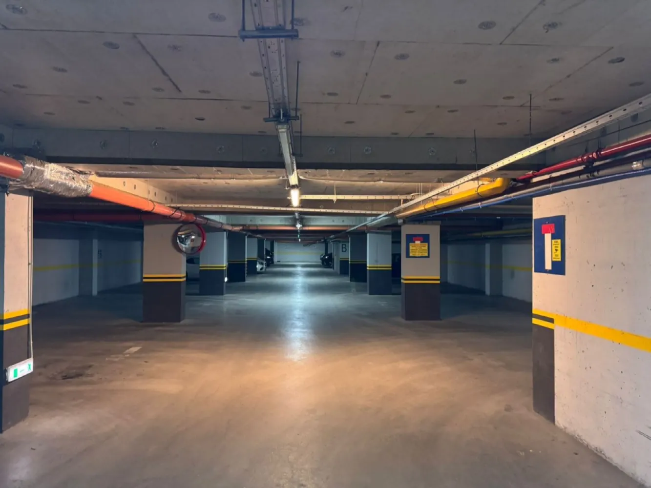 Apartament premium cu 2 camere, ultracentral, cu terasa- Prima Sucevei - Immosell vă propune spre vânzare un apartament premium cu 2 camere, situat ultracentral în Oradea, în complexul Prima Sucevei.

Poziționat la etajul 5 din 10, apartamentul este complet mobilat și utilat premium, cu finisaje de calitate superioară și disponibilitate imediată.

Proprietatea are o suprafață utilă de 53,74 mp, la care se adaugă un balcon de 8 mp aferent dormitorului și o terasă generoasă de 33,30 mp, cu acces direct din living. Suprafața totală utilă este de 95,10 mp, iar suprafața construită este de 119 mp.

În preț este inclus și un loc de parcare subteran.

Un apartament elegant, modern și exclusivist, ideal pentru locuire sau investiție.

Preț: 174 000 euro neg.

Contact Sorin Gligor - 0731 290 032
www.immosell.ro