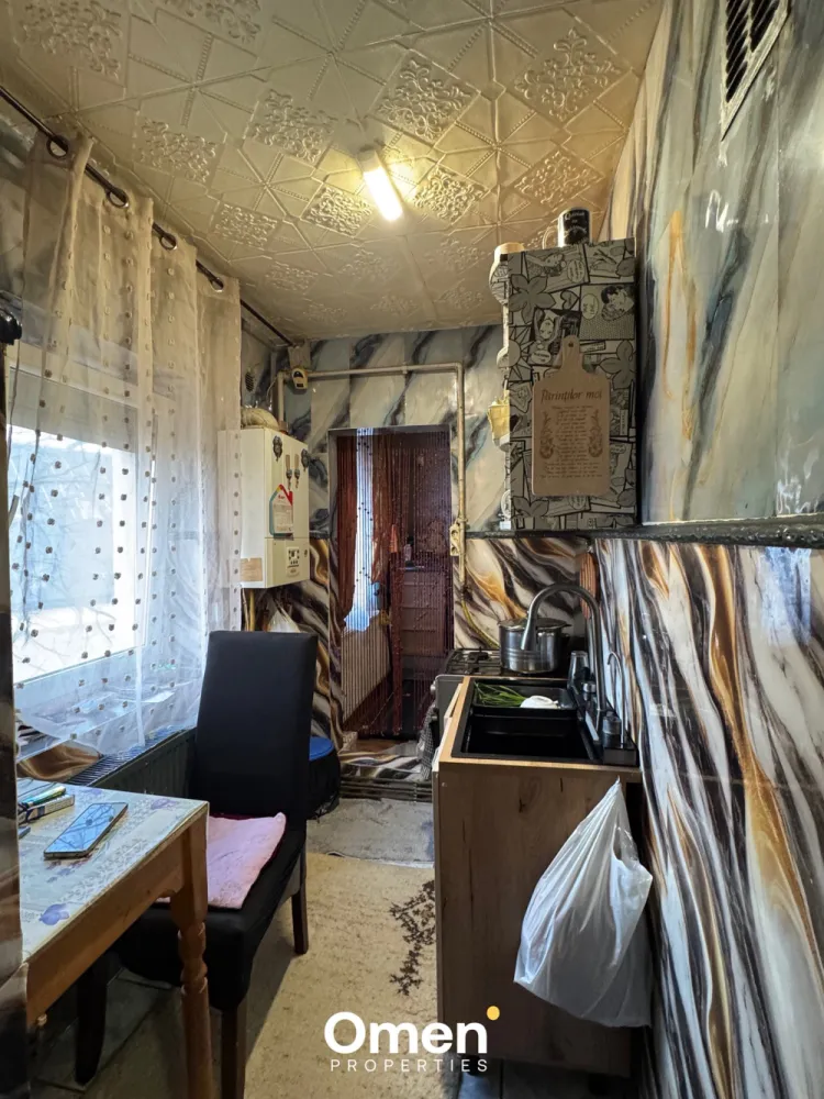 *Garsoniera 1 camera + spațiu suplimentar amenajat | strada victoriei langa restaurantul Pronto - Vând garsoniera 1 camera, situat în baia mare strada victoriei, confort 1,etaj 1, pe palierGarsoniera are o suprafață de 38 mp și este compartimentat astfel: o camera ,o baia ,o bucatarie,hol,balcon. Se vinde mobilat, fiind ideal atât pentru locuit, cât și pentru investiție.**Beneficiu important:** pe lângă suprafața din acte, apartamentul dispune de un **spațiu suplimentar amenajat**, utilizat în prezent ca dormitor.Acest spațiu este foarte practic și oferă un plus de confort și funcționalitate.Garsoniera este luminos, bine întreținut și situat într-o zonă cu acces facil la transport, școla, aproape de Vivo mall, aproape de Penny,spital Sf Maria,Mențiune: suprafața din acte este de 24.15 mp; spațiul suplimentar nu este inclus în documentația cadastrală.Preț:37.500 euro (ușor negociabil)Pentru mai multe detalii sau vizionare: 0772019374