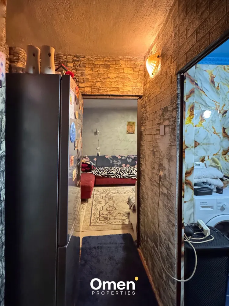 *Garsoniera 1 camera + spațiu suplimentar amenajat | strada victoriei langa restaurantul Pronto - Vând garsoniera 1 camera, situat în baia mare strada victoriei, confort 1,etaj 1, pe palierGarsoniera are o suprafață de 38 mp și este compartimentat astfel: o camera ,o baia ,o bucatarie,hol,balcon. Se vinde mobilat, fiind ideal atât pentru locuit, cât și pentru investiție.**Beneficiu important:** pe lângă suprafața din acte, apartamentul dispune de un **spațiu suplimentar amenajat**, utilizat în prezent ca dormitor.Acest spațiu este foarte practic și oferă un plus de confort și funcționalitate.Garsoniera este luminos, bine întreținut și situat într-o zonă cu acces facil la transport, școla, aproape de Vivo mall, aproape de Penny,spital Sf Maria,Mențiune: suprafața din acte este de 24.15 mp; spațiul suplimentar nu este inclus în documentația cadastrală.Preț:37.500 euro (ușor negociabil)Pentru mai multe detalii sau vizionare: 0772019374