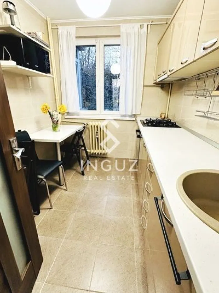 Apartament 2 camere de închiriat | Titan – IOR - Apartament 2 camere de închiriat | Titan – IOR
520 € / lună (negociabil)

Location: Titan – IOR, București
Etaj: 1
Suprafață utilă: 55 m² + balcon mare (pe toată lungimea sufrageriei)
An construcție: 1977 – 1990
Tip: Apartament 2 camere
Stare: Renovare recentă (2024)
Disponibil: imediat

Description (EN)

Proprietar, ofer spre închiriere apartament cu 2 camere situat în zona Titan – IOR, într-o locație foarte bine conectată și liniștită.

Apartamentul a fost renovat complet în 2024 și se află la etajul 1. Are acces din două străzi: Intrarea Horbotei și Aleea Buchetului.

Locație excelentă:

7 minute de mers pe jos până la stația de metrou Titan
5 minute de Parcul IOR
zonă verde, liniștită, cu acces rapid către punctele principale din oraș

Apartamentul este ideal pentru locuire pe termen lung, oferind confort, lumină naturală și acces rapid la transport și facilități.

Commission: 50% aplicabilă