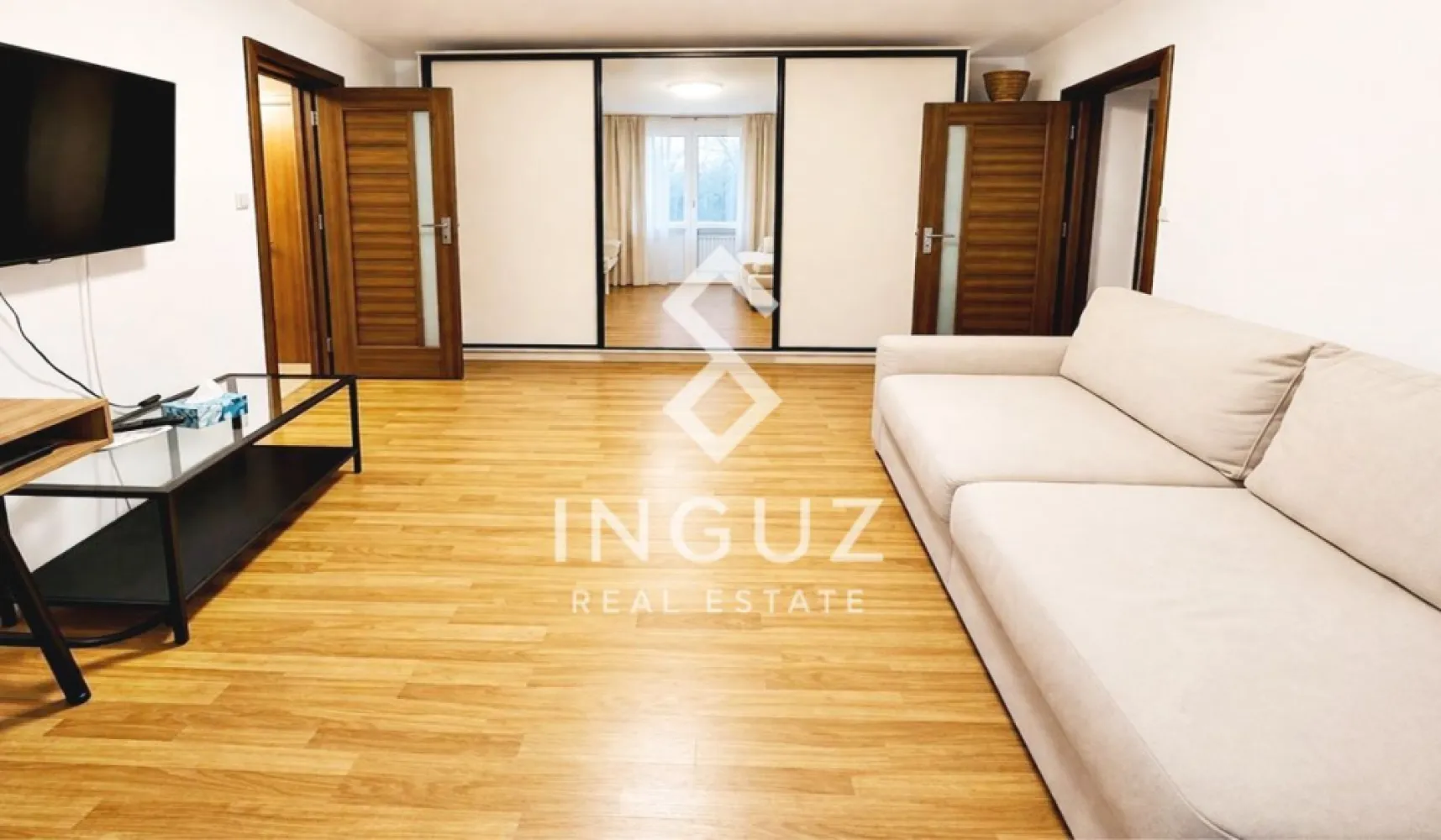 Apartament 2 camere de închiriat | Titan – IOR - Apartament 2 camere de închiriat | Titan – IOR
520 € / lună (negociabil)

Location: Titan – IOR, București
Etaj: 1
Suprafață utilă: 55 m² + balcon mare (pe toată lungimea sufrageriei)
An construcție: 1977 – 1990
Tip: Apartament 2 camere
Stare: Renovare recentă (2024)
Disponibil: imediat

Description (EN)

Proprietar, ofer spre închiriere apartament cu 2 camere situat în zona Titan – IOR, într-o locație foarte bine conectată și liniștită.

Apartamentul a fost renovat complet în 2024 și se află la etajul 1. Are acces din două străzi: Intrarea Horbotei și Aleea Buchetului.

Locație excelentă:

7 minute de mers pe jos până la stația de metrou Titan
5 minute de Parcul IOR
zonă verde, liniștită, cu acces rapid către punctele principale din oraș

Apartamentul este ideal pentru locuire pe termen lung, oferind confort, lumină naturală și acces rapid la transport și facilități.

Commission: 50% aplicabilă