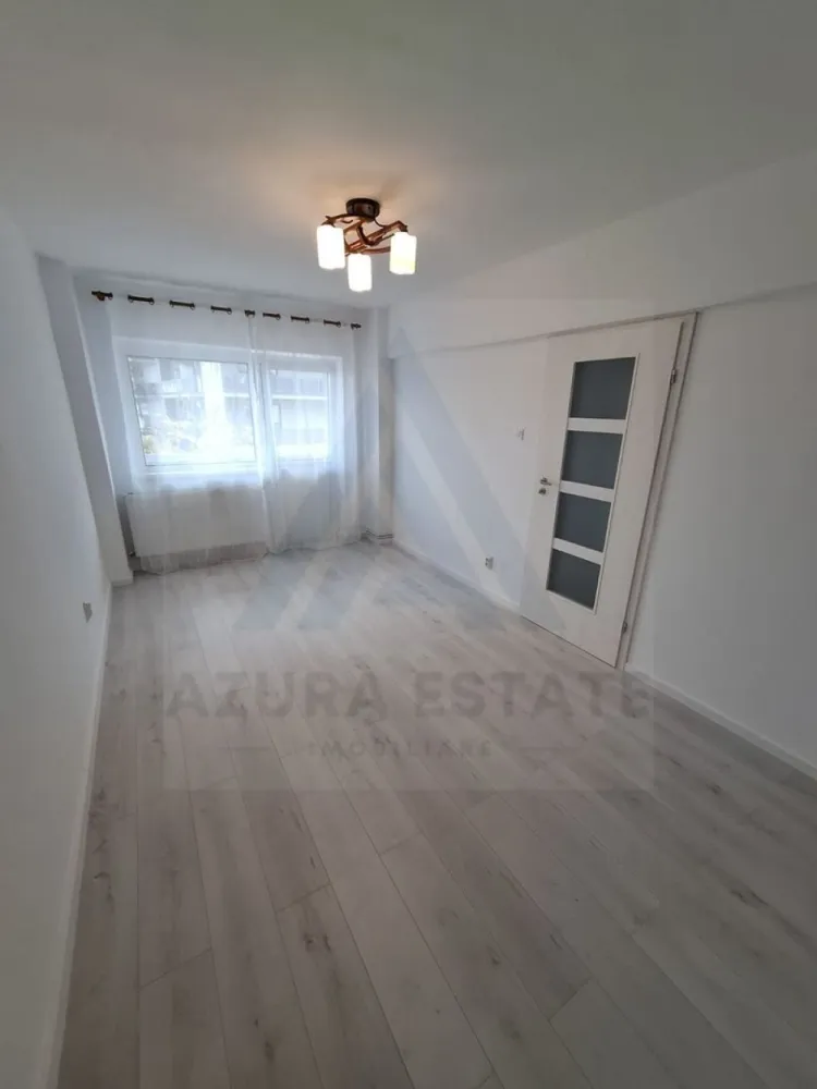 Apartament complet renovat 2 camere si bucatarie inchisa zona Rahovei - Agentia imobiliara Azura Estate va propune spre vanzare un apartament complet renovat, compus din 2 camere, hol si bucatarie inchisa si balcon generos, cu o suprafata utila de 44 mp si balcon de 7 mp situat la etajul 3 intr-un imobil cu 4 etaje in zona Pietei Rahova din Sibiu.
Cartierul este recunoscut pentru accesul facil la toate punctele de interes ale orasului, spatii verzi si o comunitate linistita iar in imediata proximitate regasim mijloace de transport in comun, scoli, gradinite, magazine comerciale, Mall, piata, parc si restaurante.

Caracteristici si compartimentari:
Living insorit cu acces pe balcon
Dormitor matrimonial
Bucatarie inchisa cu suprafata de 6 mp
Baie cu fereastra de aerisire 4.35 mp 
Balcon 7.3 mp
Hol de acces cu loc de depozitare 7 mp

Apartamentul a fost renovat complet, parchet, usi, ferestre termopan tripane, baie complet utilata, masina de spalat rufe.

Pretul de vanzare este de 106000 euro negociabil!