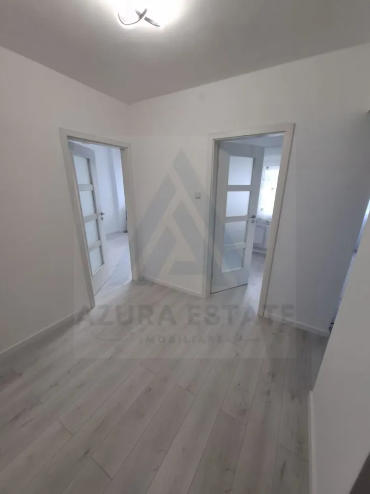 Apartament complet renovat 2 camere si bucatarie inchisa zona Rahovei - Agentia imobiliara Azura Estate va propune spre vanzare un apartament complet renovat, compus din 2 camere, hol si bucatarie inchisa si balcon generos, cu o suprafata utila de 44 mp si balcon de 7 mp situat la etajul 3 intr-un imobil cu 4 etaje in zona Pietei Rahova din Sibiu.
Cartierul este recunoscut pentru accesul facil la toate punctele de interes ale orasului, spatii verzi si o comunitate linistita iar in imediata proximitate regasim mijloace de transport in comun, scoli, gradinite, magazine comerciale, Mall, piata, parc si restaurante.

Caracteristici si compartimentari:
Living insorit cu acces pe balcon
Dormitor matrimonial
Bucatarie inchisa cu suprafata de 6 mp
Baie cu fereastra de aerisire 4.35 mp 
Balcon 7.3 mp
Hol de acces cu loc de depozitare 7 mp

Apartamentul a fost renovat complet, parchet, usi, ferestre termopan tripane, baie complet utilata, masina de spalat rufe.

Pretul de vanzare este de 106000 euro negociabil!