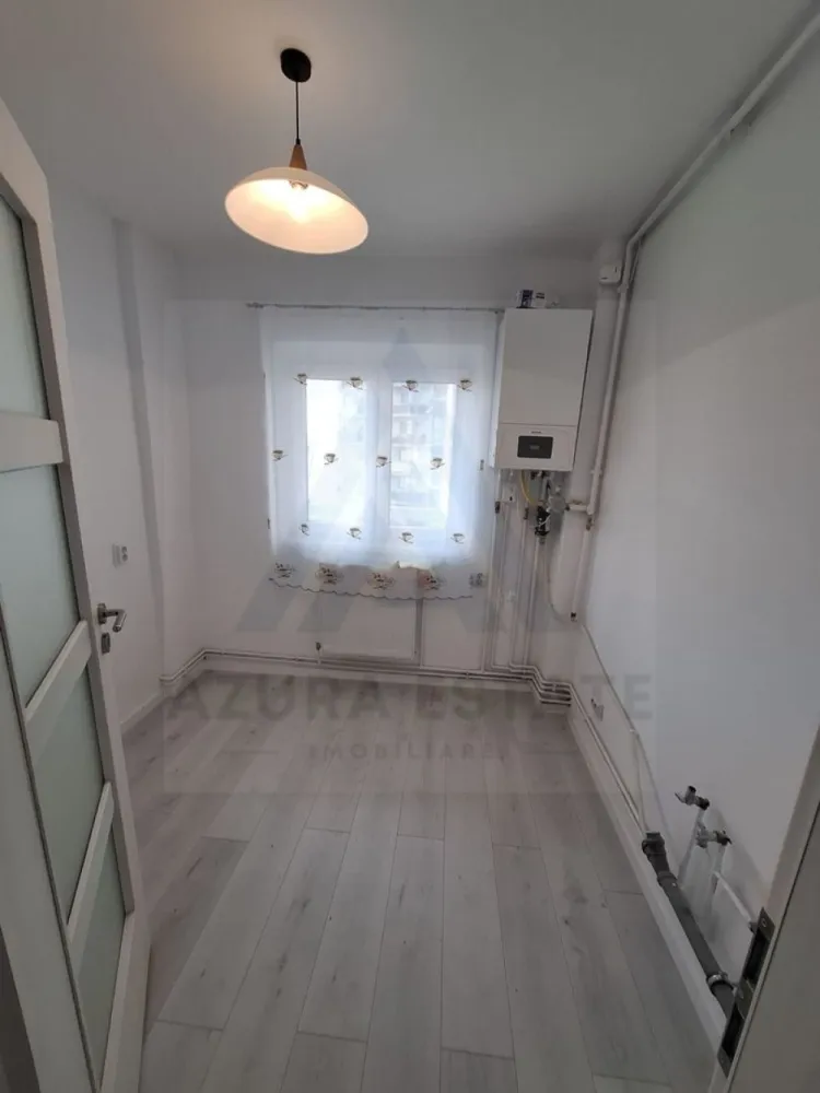 Apartament complet renovat 2 camere si bucatarie inchisa zona Rahovei - Agentia imobiliara Azura Estate va propune spre vanzare un apartament complet renovat, compus din 2 camere, hol si bucatarie inchisa si balcon generos, cu o suprafata utila de 44 mp si balcon de 7 mp situat la etajul 3 intr-un imobil cu 4 etaje in zona Pietei Rahova din Sibiu.
Cartierul este recunoscut pentru accesul facil la toate punctele de interes ale orasului, spatii verzi si o comunitate linistita iar in imediata proximitate regasim mijloace de transport in comun, scoli, gradinite, magazine comerciale, Mall, piata, parc si restaurante.

Caracteristici si compartimentari:
Living insorit cu acces pe balcon
Dormitor matrimonial
Bucatarie inchisa cu suprafata de 6 mp
Baie cu fereastra de aerisire 4.35 mp 
Balcon 7.3 mp
Hol de acces cu loc de depozitare 7 mp

Apartamentul a fost renovat complet, parchet, usi, ferestre termopan tripane, baie complet utilata, masina de spalat rufe.

Pretul de vanzare este de 106000 euro negociabil!