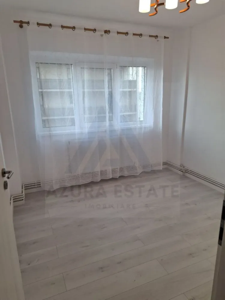 Apartament complet renovat 2 camere si bucatarie inchisa zona Rahovei - Agentia imobiliara Azura Estate va propune spre vanzare un apartament complet renovat, compus din 2 camere, hol si bucatarie inchisa si balcon generos, cu o suprafata utila de 44 mp si balcon de 7 mp situat la etajul 3 intr-un imobil cu 4 etaje in zona Pietei Rahova din Sibiu.
Cartierul este recunoscut pentru accesul facil la toate punctele de interes ale orasului, spatii verzi si o comunitate linistita iar in imediata proximitate regasim mijloace de transport in comun, scoli, gradinite, magazine comerciale, Mall, piata, parc si restaurante.

Caracteristici si compartimentari:
Living insorit cu acces pe balcon
Dormitor matrimonial
Bucatarie inchisa cu suprafata de 6 mp
Baie cu fereastra de aerisire 4.35 mp 
Balcon 7.3 mp
Hol de acces cu loc de depozitare 7 mp

Apartamentul a fost renovat complet, parchet, usi, ferestre termopan tripane, baie complet utilata, masina de spalat rufe.

Pretul de vanzare este de 106000 euro negociabil!