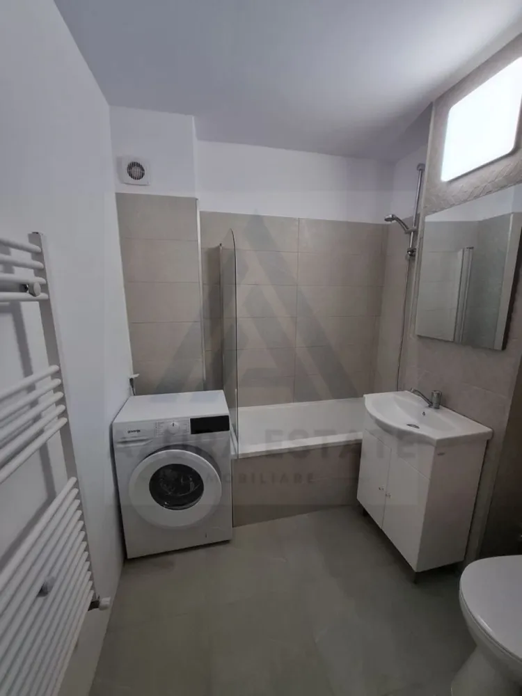 Apartament complet renovat 2 camere si bucatarie inchisa zona Rahovei - Agentia imobiliara Azura Estate va propune spre vanzare un apartament complet renovat, compus din 2 camere, hol si bucatarie inchisa si balcon generos, cu o suprafata utila de 44 mp si balcon de 7 mp situat la etajul 3 intr-un imobil cu 4 etaje in zona Pietei Rahova din Sibiu.
Cartierul este recunoscut pentru accesul facil la toate punctele de interes ale orasului, spatii verzi si o comunitate linistita iar in imediata proximitate regasim mijloace de transport in comun, scoli, gradinite, magazine comerciale, Mall, piata, parc si restaurante.

Caracteristici si compartimentari:
Living insorit cu acces pe balcon
Dormitor matrimonial
Bucatarie inchisa cu suprafata de 6 mp
Baie cu fereastra de aerisire 4.35 mp 
Balcon 7.3 mp
Hol de acces cu loc de depozitare 7 mp

Apartamentul a fost renovat complet, parchet, usi, ferestre termopan tripane, baie complet utilata, masina de spalat rufe.

Pretul de vanzare este de 106000 euro negociabil!