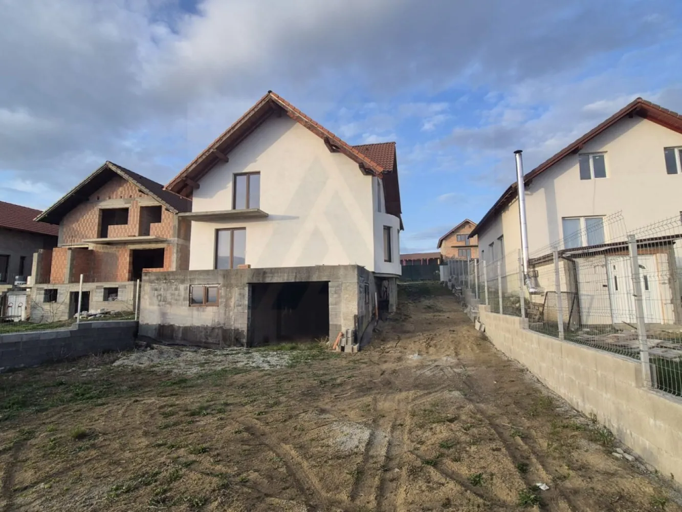 Casa 5 camere 2 bai garaj la subsol si teren 500 mp in Sura Mare - Agentia imobiliara Azura-Estate va propune spre vanzare o locuinta edificata din caramida porotherm si beton armat in anul 2021, cu o suprafata utila de 180 mp, compusa din 5 camere, 2 bai, garaj la demisol si teren cu suprafata de 500 mp, imprejmuit in Sura Mare.
Zona este recunoscuta pentru dezvoltare sustenabia din ultimii 10 ani, proximitatea orasului, caliatea aerului si liniste cat si pentru accesul facil la toate punctele de interes ale orasului Sibiu.

Caractersitici si compartimentare:

Demisol 
Garaj spațios pentru siguranța și confortul mașinii
Cameră tehnică dedicată instalațiilor
Două camere mari pentru depozitare

Parter 
Hol de acces generos
Living luminos și aerisit
Bucătărie modernă, cu spațiu pentru dining
Cameră suplimentară (birou sau dormitor)
Baie cu fereastra de aerisire
Terasă x 2 - 32 mp

Mansardă 
Hol 
Baie cu fereastra de aerisire
3 dormitoare spațioase pentru familie

Beneficii și avantaje tehnice
Plăci peste demisol și parter din planșeu ceramic – tehnologie inovatoare pentru izolație termică și fonică superioară
Geamuri tripan 
Racordată la utilități: curent, canalizare, apă
Izolație exterioară din vată bazaltică de 10 cm 
Împrejmuire pe 3 laturi cu gard solid (fundatie din beton și plasă bordurată)

Stadiul predării
Exterior la alb 
Interior la roșu

Pretul de vanzare este de 140.000 euro!