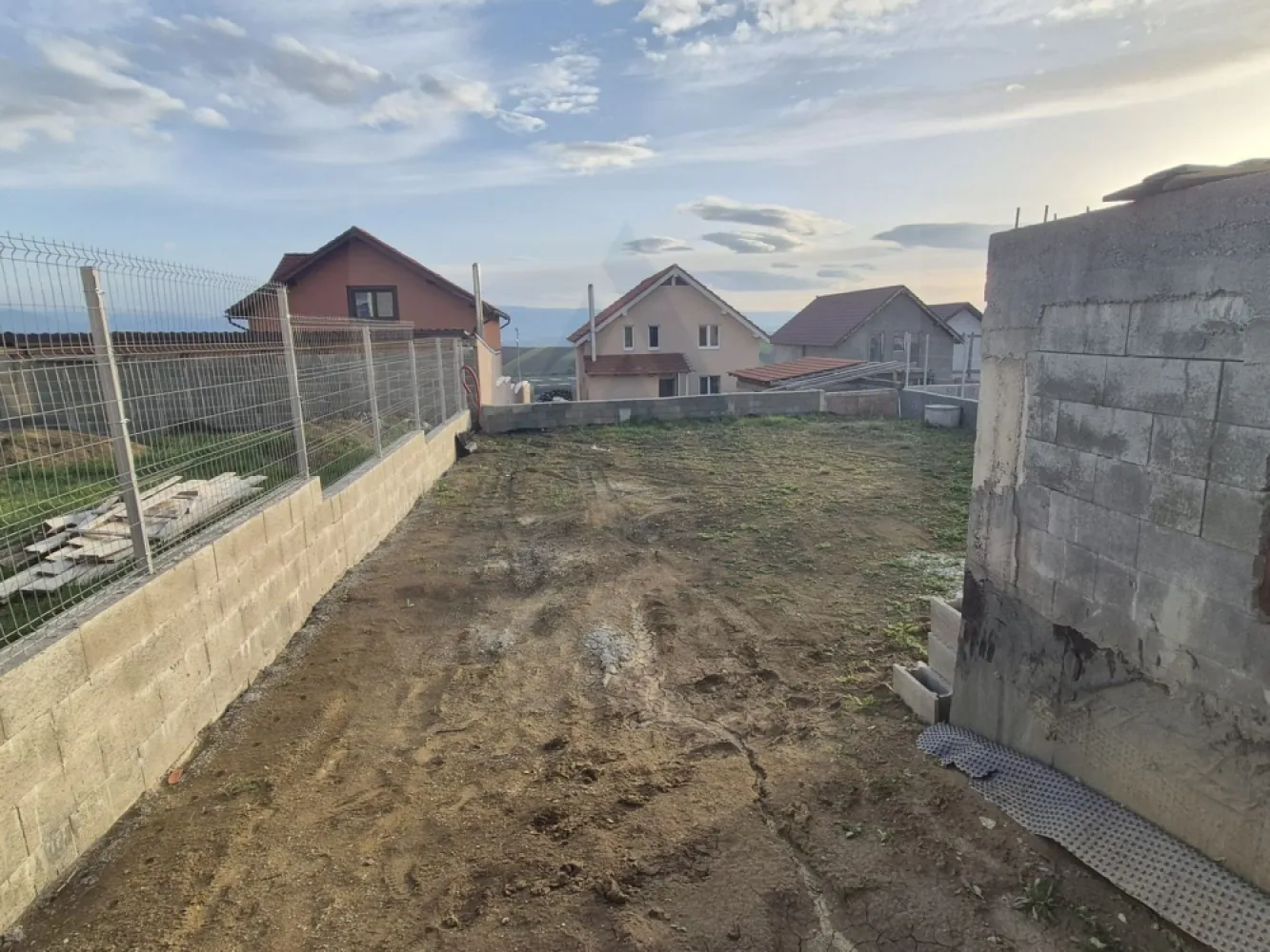 Casa 5 camere 2 bai garaj la subsol si teren 500 mp in Sura Mare - Agentia imobiliara Azura-Estate va propune spre vanzare o locuinta edificata din caramida porotherm si beton armat in anul 2021, cu o suprafata utila de 180 mp, compusa din 5 camere, 2 bai, garaj la demisol si teren cu suprafata de 500 mp, imprejmuit in Sura Mare.
Zona este recunoscuta pentru dezvoltare sustenabia din ultimii 10 ani, proximitatea orasului, caliatea aerului si liniste cat si pentru accesul facil la toate punctele de interes ale orasului Sibiu.

Caractersitici si compartimentare:

Demisol 
Garaj spațios pentru siguranța și confortul mașinii
Cameră tehnică dedicată instalațiilor
Două camere mari pentru depozitare

Parter 
Hol de acces generos
Living luminos și aerisit
Bucătărie modernă, cu spațiu pentru dining
Cameră suplimentară (birou sau dormitor)
Baie cu fereastra de aerisire
Terasă x 2 - 32 mp

Mansardă 
Hol 
Baie cu fereastra de aerisire
3 dormitoare spațioase pentru familie

Beneficii și avantaje tehnice
Plăci peste demisol și parter din planșeu ceramic – tehnologie inovatoare pentru izolație termică și fonică superioară
Geamuri tripan 
Racordată la utilități: curent, canalizare, apă
Izolație exterioară din vată bazaltică de 10 cm 
Împrejmuire pe 3 laturi cu gard solid (fundatie din beton și plasă bordurată)

Stadiul predării
Exterior la alb 
Interior la roșu

Pretul de vanzare este de 140.000 euro!