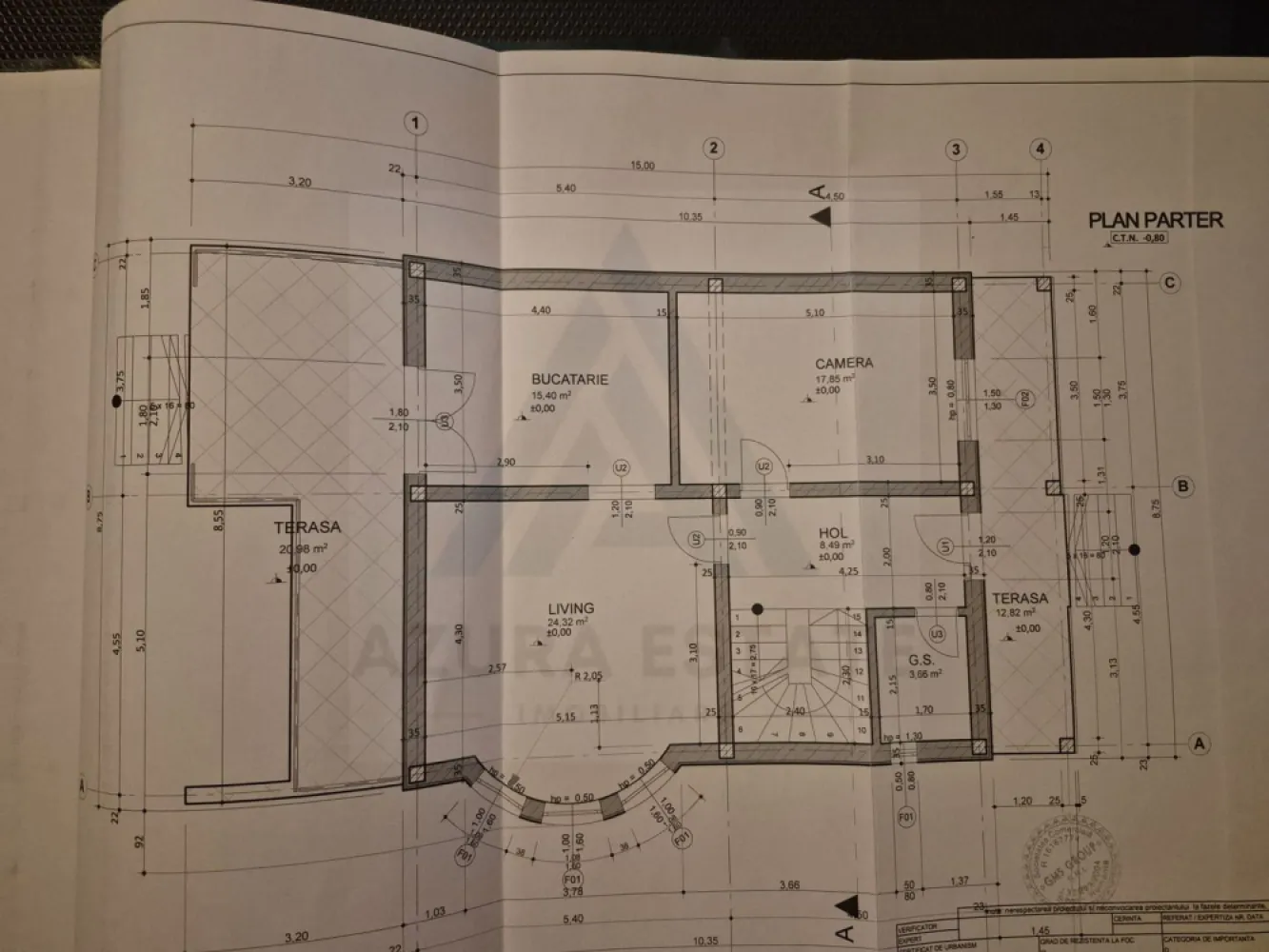 Casa 5 camere 2 bai garaj la subsol si teren 500 mp in Sura Mare - Agentia imobiliara Azura-Estate va propune spre vanzare o locuinta edificata din caramida porotherm si beton armat in anul 2021, cu o suprafata utila de 180 mp, compusa din 5 camere, 2 bai, garaj la demisol si teren cu suprafata de 500 mp, imprejmuit in Sura Mare.
Zona este recunoscuta pentru dezvoltare sustenabia din ultimii 10 ani, proximitatea orasului, caliatea aerului si liniste cat si pentru accesul facil la toate punctele de interes ale orasului Sibiu.

Caractersitici si compartimentare:

Demisol 
Garaj spațios pentru siguranța și confortul mașinii
Cameră tehnică dedicată instalațiilor
Două camere mari pentru depozitare

Parter 
Hol de acces generos
Living luminos și aerisit
Bucătărie modernă, cu spațiu pentru dining
Cameră suplimentară (birou sau dormitor)
Baie cu fereastra de aerisire
Terasă x 2 - 32 mp

Mansardă 
Hol 
Baie cu fereastra de aerisire
3 dormitoare spațioase pentru familie

Beneficii și avantaje tehnice
Plăci peste demisol și parter din planșeu ceramic – tehnologie inovatoare pentru izolație termică și fonică superioară
Geamuri tripan 
Racordată la utilități: curent, canalizare, apă
Izolație exterioară din vată bazaltică de 10 cm 
Împrejmuire pe 3 laturi cu gard solid (fundatie din beton și plasă bordurată)

Stadiul predării
Exterior la alb 
Interior la roșu

Pretul de vanzare este de 140.000 euro!