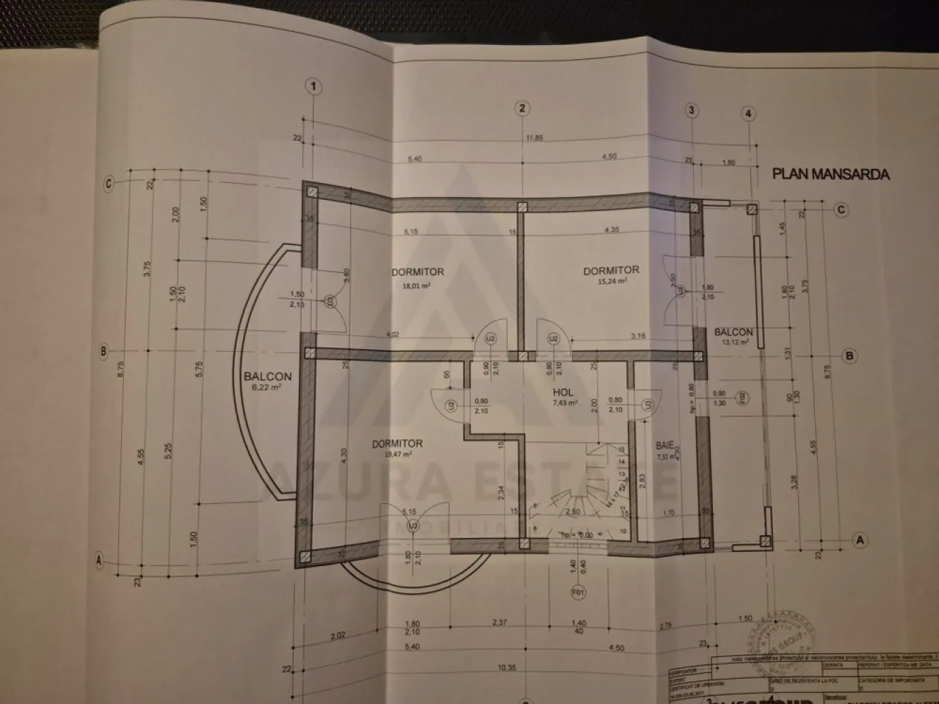 Casa 5 camere 2 bai garaj la subsol si teren 500 mp in Sura Mare - Agentia imobiliara Azura-Estate va propune spre vanzare o locuinta edificata din caramida porotherm si beton armat in anul 2021, cu o suprafata utila de 180 mp, compusa din 5 camere, 2 bai, garaj la demisol si teren cu suprafata de 500 mp, imprejmuit in Sura Mare.
Zona este recunoscuta pentru dezvoltare sustenabia din ultimii 10 ani, proximitatea orasului, caliatea aerului si liniste cat si pentru accesul facil la toate punctele de interes ale orasului Sibiu.

Caractersitici si compartimentare:

Demisol 
Garaj spațios pentru siguranța și confortul mașinii
Cameră tehnică dedicată instalațiilor
Două camere mari pentru depozitare

Parter 
Hol de acces generos
Living luminos și aerisit
Bucătărie modernă, cu spațiu pentru dining
Cameră suplimentară (birou sau dormitor)
Baie cu fereastra de aerisire
Terasă x 2 - 32 mp

Mansardă 
Hol 
Baie cu fereastra de aerisire
3 dormitoare spațioase pentru familie

Beneficii și avantaje tehnice
Plăci peste demisol și parter din planșeu ceramic – tehnologie inovatoare pentru izolație termică și fonică superioară
Geamuri tripan 
Racordată la utilități: curent, canalizare, apă
Izolație exterioară din vată bazaltică de 10 cm 
Împrejmuire pe 3 laturi cu gard solid (fundatie din beton și plasă bordurată)

Stadiul predării
Exterior la alb 
Interior la roșu

Pretul de vanzare este de 140.000 euro!