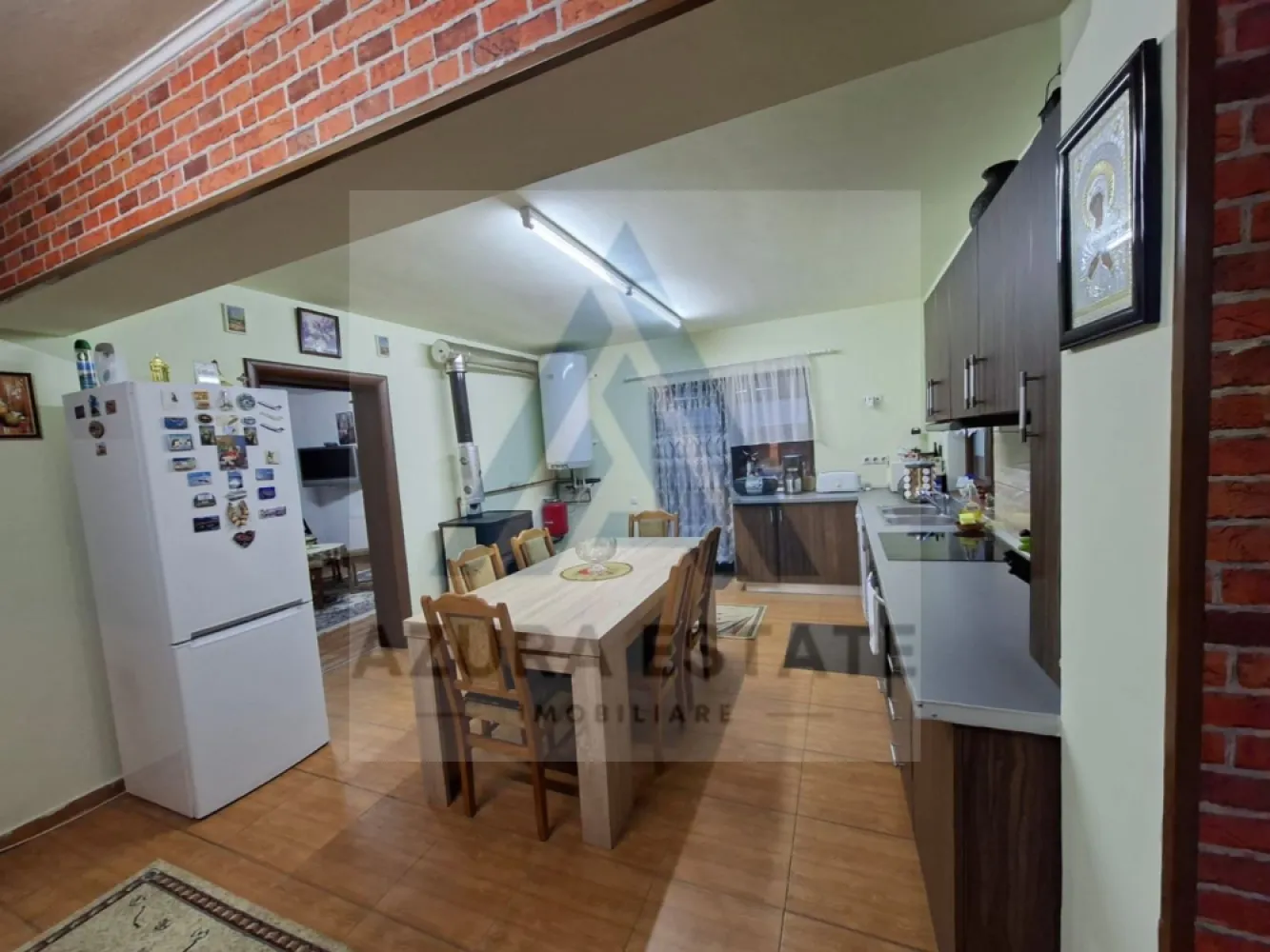 Locuinta 168 mp utili teren 306 mp si parcare privata in Selimbar - Agentia imobiliara Azura-Estate va propune spre vanzare o casa generoasa tip triplex, formata din 6 camere, 2 bai, terasa si balcoane, cu o suprafata utila de 168 mp si un teren imprejmuit de 306 mp in Selimbar.

 Dezvoltarea sustenabilă din ultimii ani a transformat zona într-un spațiu ideal pentru familii, cu acces facil la educație, cumpărături și divertisment. Liniștea străzilor se împletește cu energia orașului, oferind un stil de viață modern, dar ancorat în confort. Accesul rapid la autostrada A1 completează avantajele zonei, care reușește să îmbine armonios liniștea unei comunități familiale cu dinamica vieții moderne.

Caracteristici si compartimentare:
Parter:
Living cu bucatarie open space cu acces pe terasa
2 dormitoare matrimoniale
Baie generoasa
Dressing sau debara pentru depozitare

Etaj:
Living generos cu spatiu pentru depozitare 
2 dormitoare
Baie

Casa este bine intretinuta, dispune de o curte libera de peste 200 mp si se vinde complet mobilata utilata.

Pretul de vanzare este de 189000 euro negociabil!