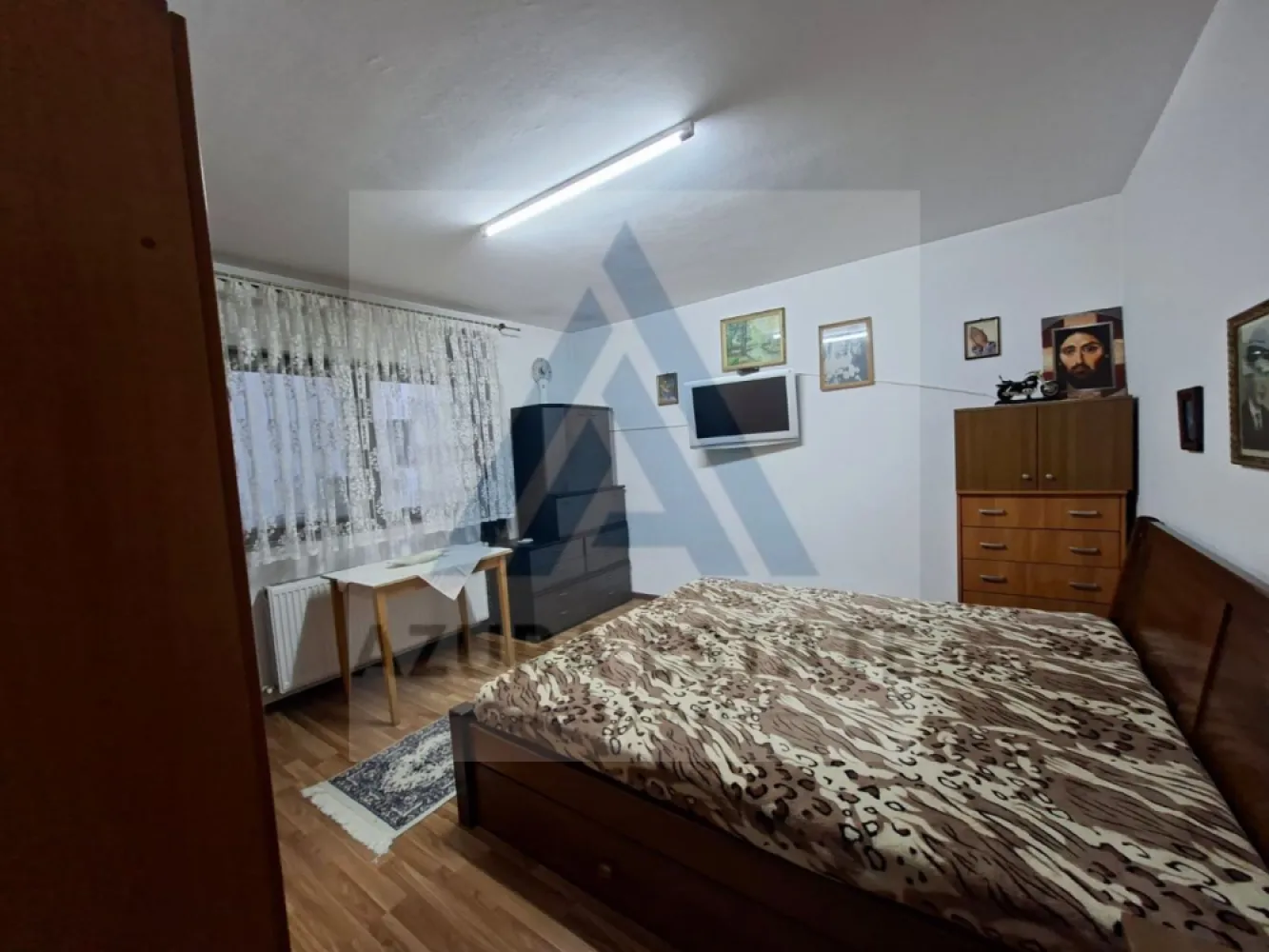 Locuinta 168 mp utili teren 306 mp si parcare privata in Selimbar - Agentia imobiliara Azura-Estate va propune spre vanzare o casa generoasa tip triplex, formata din 6 camere, 2 bai, terasa si balcoane, cu o suprafata utila de 168 mp si un teren imprejmuit de 306 mp in Selimbar.

 Dezvoltarea sustenabilă din ultimii ani a transformat zona într-un spațiu ideal pentru familii, cu acces facil la educație, cumpărături și divertisment. Liniștea străzilor se împletește cu energia orașului, oferind un stil de viață modern, dar ancorat în confort. Accesul rapid la autostrada A1 completează avantajele zonei, care reușește să îmbine armonios liniștea unei comunități familiale cu dinamica vieții moderne.

Caracteristici si compartimentare:
Parter:
Living cu bucatarie open space cu acces pe terasa
2 dormitoare matrimoniale
Baie generoasa
Dressing sau debara pentru depozitare

Etaj:
Living generos cu spatiu pentru depozitare 
2 dormitoare
Baie

Casa este bine intretinuta, dispune de o curte libera de peste 200 mp si se vinde complet mobilata utilata.

Pretul de vanzare este de 189000 euro negociabil!