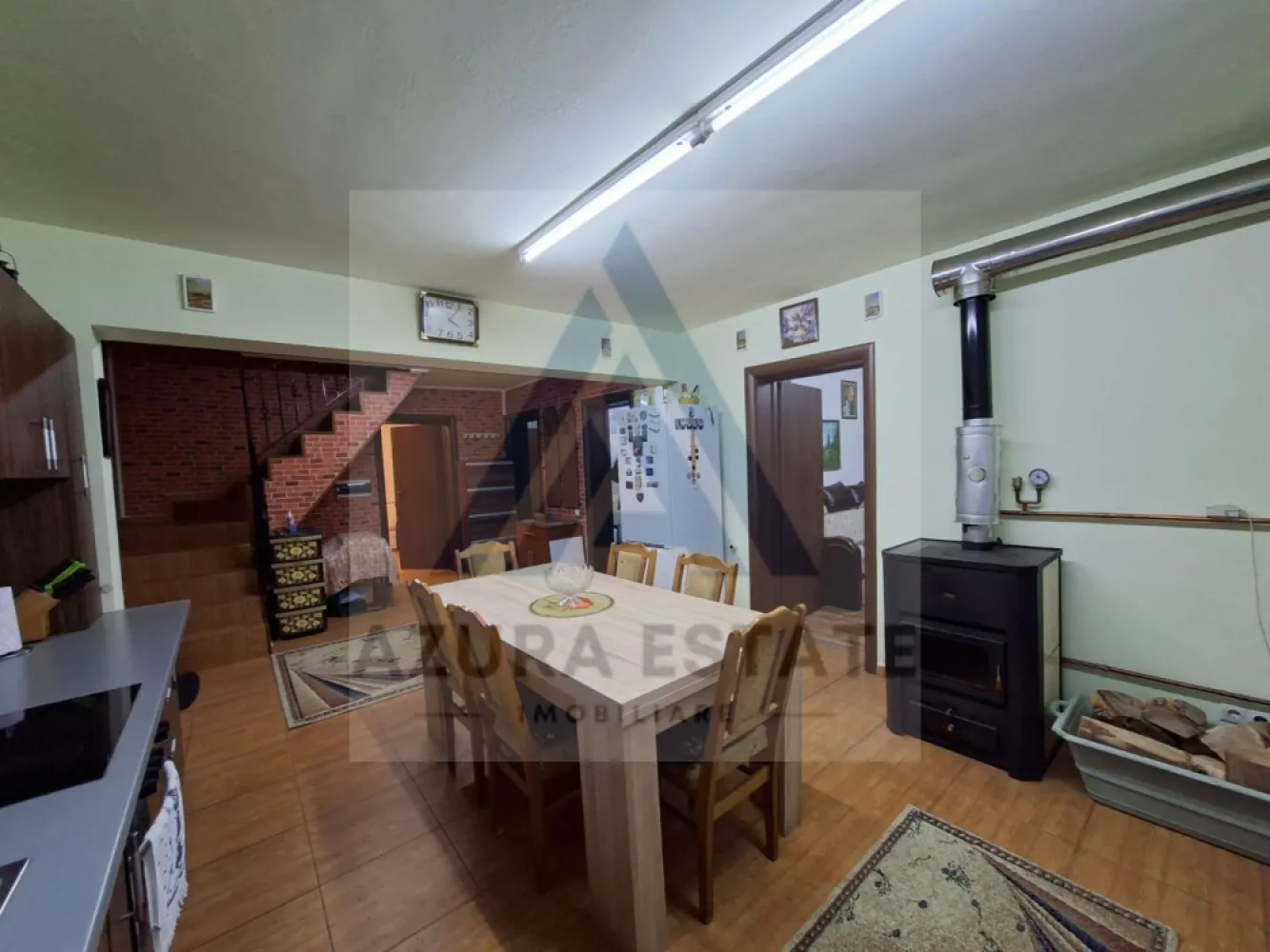 Locuinta 168 mp utili teren 306 mp si parcare privata in Selimbar - Agentia imobiliara Azura-Estate va propune spre vanzare o casa generoasa tip triplex, formata din 6 camere, 2 bai, terasa si balcoane, cu o suprafata utila de 168 mp si un teren imprejmuit de 306 mp in Selimbar.

 Dezvoltarea sustenabilă din ultimii ani a transformat zona într-un spațiu ideal pentru familii, cu acces facil la educație, cumpărături și divertisment. Liniștea străzilor se împletește cu energia orașului, oferind un stil de viață modern, dar ancorat în confort. Accesul rapid la autostrada A1 completează avantajele zonei, care reușește să îmbine armonios liniștea unei comunități familiale cu dinamica vieții moderne.

Caracteristici si compartimentare:
Parter:
Living cu bucatarie open space cu acces pe terasa
2 dormitoare matrimoniale
Baie generoasa
Dressing sau debara pentru depozitare

Etaj:
Living generos cu spatiu pentru depozitare 
2 dormitoare
Baie

Casa este bine intretinuta, dispune de o curte libera de peste 200 mp si se vinde complet mobilata utilata.

Pretul de vanzare este de 189000 euro negociabil!