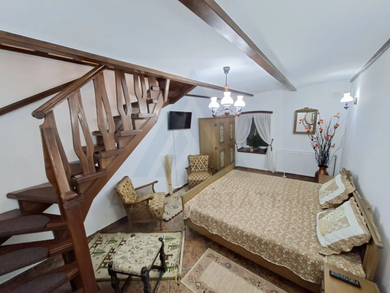 Apartament ultracentral 68 mp utili renovat premium Strada Arhivelor - Agentia imobiliara Azura-Estate va propune spre vanzare un apartament ultracentral, complet renovat, cu o suprafata utila de 68 mp, compus din living generos, dormitor, bucatatrie inchisa, baie cu fereastea in zona 0 a orasului, pretabil atat ca locuinta cat si ca investitie.

Zona ultracentrală a Sibiului reprezintă una dintre cele mai exclusiviste și căutate locații ale orașului, oferind acces direct la farmecul istoric, la evenimente culturale și la cele mai importante puncte de interes. Apartamentul beneficiază de o poziționare excelentă, la câteva minute de mers pe jos de Piața Mare, Piața Mică, Podul Minciunilor și principalele atracții turistice.

În imediata apropiere se găsesc parcuri, spații verzi, cafenele, restaurante, muzee, galerii de artă și zone pietonale vibrante, ideale pentru plimbări și relaxare. Zona este foarte bine deservită de magazine, farmacii, bănci și servicii diverse, oferind tot confortul necesar la doar câțiva pași distanță. Transportul în comun este ușor accesibil, iar conexiunile către toate direcțiile orașului sunt rapide.

Caracteristici si compartimentare:
Living generos si insorit
Dormitor matrimonial
Baie cu fereastra de aerisire
Bucatarie inchisa complet utilata
Dressing

Apatamentul a fost recent renovat cu echipamente premium, scari din lemn masiv de frasin, mobilier lemn masiv, instalatii electrice si sanitare noi, ferestre lemn masiv, echipat complet.

Pretul de vanzare este de 149500 euro negociabil!