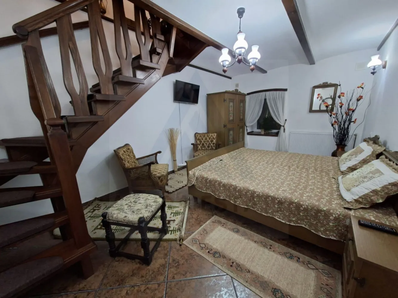 Apartament ultracentral 68 mp utili renovat premium Strada Arhivelor - Agentia imobiliara Azura-Estate va propune spre vanzare un apartament ultracentral, complet renovat, cu o suprafata utila de 68 mp, compus din living generos, dormitor, bucatatrie inchisa, baie cu fereastea in zona 0 a orasului, pretabil atat ca locuinta cat si ca investitie.

Zona ultracentrală a Sibiului reprezintă una dintre cele mai exclusiviste și căutate locații ale orașului, oferind acces direct la farmecul istoric, la evenimente culturale și la cele mai importante puncte de interes. Apartamentul beneficiază de o poziționare excelentă, la câteva minute de mers pe jos de Piața Mare, Piața Mică, Podul Minciunilor și principalele atracții turistice.

În imediata apropiere se găsesc parcuri, spații verzi, cafenele, restaurante, muzee, galerii de artă și zone pietonale vibrante, ideale pentru plimbări și relaxare. Zona este foarte bine deservită de magazine, farmacii, bănci și servicii diverse, oferind tot confortul necesar la doar câțiva pași distanță. Transportul în comun este ușor accesibil, iar conexiunile către toate direcțiile orașului sunt rapide.

Caracteristici si compartimentare:
Living generos si insorit
Dormitor matrimonial
Baie cu fereastra de aerisire
Bucatarie inchisa complet utilata
Dressing

Apatamentul a fost recent renovat cu echipamente premium, scari din lemn masiv de frasin, mobilier lemn masiv, instalatii electrice si sanitare noi, ferestre lemn masiv, echipat complet.

Pretul de vanzare este de 149500 euro negociabil!