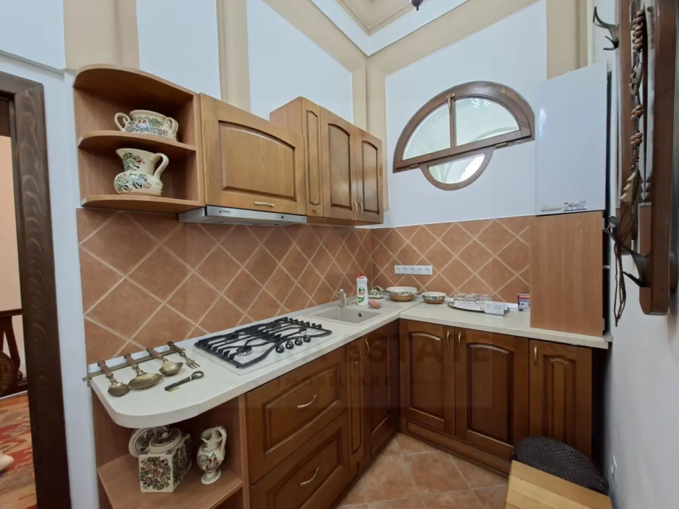 Apartament ultracentral 68 mp utili renovat premium Strada Arhivelor - Agentia imobiliara Azura-Estate va propune spre vanzare un apartament ultracentral, complet renovat, cu o suprafata utila de 68 mp, compus din living generos, dormitor, bucatatrie inchisa, baie cu fereastea in zona 0 a orasului, pretabil atat ca locuinta cat si ca investitie.

Zona ultracentrală a Sibiului reprezintă una dintre cele mai exclusiviste și căutate locații ale orașului, oferind acces direct la farmecul istoric, la evenimente culturale și la cele mai importante puncte de interes. Apartamentul beneficiază de o poziționare excelentă, la câteva minute de mers pe jos de Piața Mare, Piața Mică, Podul Minciunilor și principalele atracții turistice.

În imediata apropiere se găsesc parcuri, spații verzi, cafenele, restaurante, muzee, galerii de artă și zone pietonale vibrante, ideale pentru plimbări și relaxare. Zona este foarte bine deservită de magazine, farmacii, bănci și servicii diverse, oferind tot confortul necesar la doar câțiva pași distanță. Transportul în comun este ușor accesibil, iar conexiunile către toate direcțiile orașului sunt rapide.

Caracteristici si compartimentare:
Living generos si insorit
Dormitor matrimonial
Baie cu fereastra de aerisire
Bucatarie inchisa complet utilata
Dressing

Apatamentul a fost recent renovat cu echipamente premium, scari din lemn masiv de frasin, mobilier lemn masiv, instalatii electrice si sanitare noi, ferestre lemn masiv, echipat complet.

Pretul de vanzare este de 149500 euro negociabil!