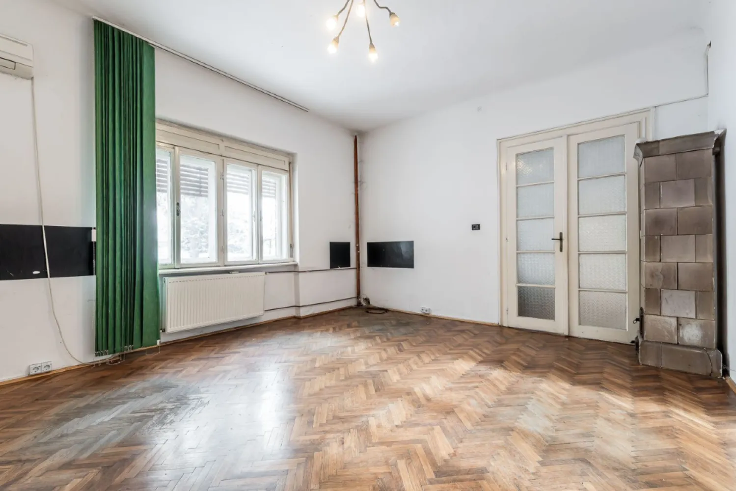 Vila individuala de exceptie Praporgescu Malul Mureșului - Sunt zone în Arad unde proprietățile individuale ajung foarte rar pe piață.

Praporgescu, malul Mureșului, este una dintre acestea.
Vila este listată pentru prima dată, într-o poziție de referință, cu deschidere către faleză, parc și oraș.

Poziționare pe colț, cu dublă deschidere și acces separat:

fațada principală către Splaiul Praporgescu, iar accesul pietonal și auto din strada I.C. Brătianu

Zonă exclusivistă, cu foarte puține imobile individuale și fără clădiri înalte.
Vizibilitate, intimitate și statut

Construcția este dispusă pe demisol, parter înalt și etaj, fiecare nivel este deservit de casa scării, permițând compartimentarea în două spații complet independente.

Această configurație face imobilul ideal pentru utilizări mixte:

*locuință premium pe un nivel
*birouri, reprezentanță sau clinică pe un alt nivel
*sau două unități funcționale complet separate

Terenul are o suprafață de 493 mp și include:
*2 garaje generoase
*spațiu pentru zonă verde sau parcare privată

Acoperișul oferă posibilitatea amenajării unei terase panoramice, cu vedere deschisă către Mureș, parc și oraș cu o perspectivă rară.

Proprietatea necesită renovare și reabilitare completă, oferind libertate totală de personalizare pentru un proiect de referință.

📞 Contactează-mă acum dacă înțelegi valoarea unei locații exclusiviste care apare foarte rar la vânzare, telefon 0757.662.907 Andrei Caracioni consultant imobiliar AcasaArad. 

Nu dispui de toată suma? Te ajutăm noi gratuit! Îți obținem oferte de la 16 bănci.
Birou: ACASĂ | Agenție imobiliară Arad
Bulevardul Decebal 2, Arad 310133

Cod proprietate: CP2865351