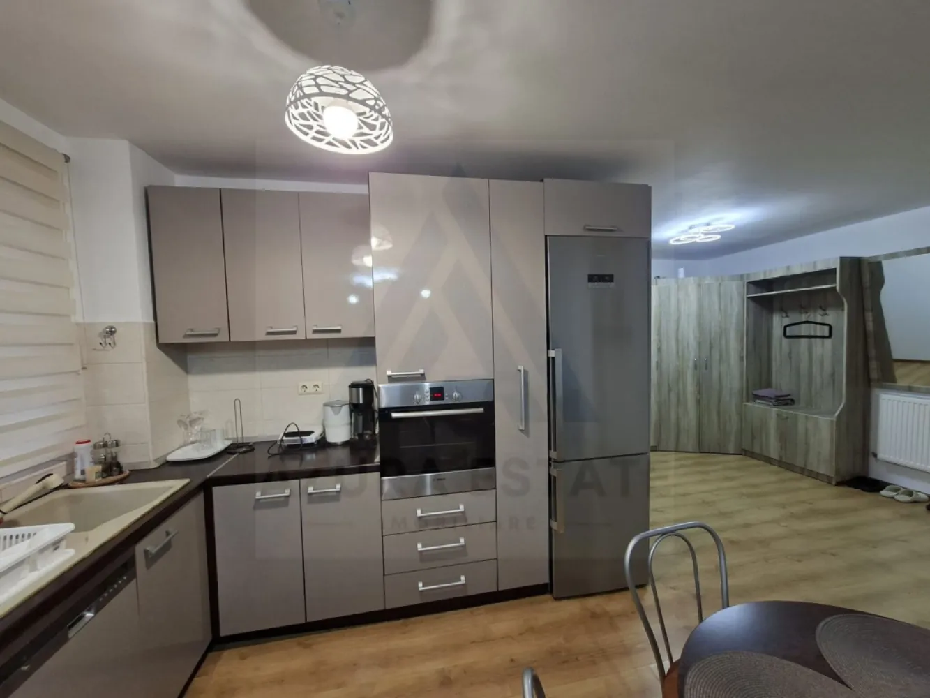 Apartament modern 3 camere 2 bai si parcare subterana in zona Rahovei - Agentia imobiliara Azura-Estate va propune spre vanzare un apartament generos cu o suprafata utila de 77 mp, compus din 3 camere, 2 bai, balcon si 2 locuri de parcare privata, situat intr-un imobil edificat din caramida in anul 2008 in zona Piata Rahovei din Sibiu.

Piața Rahovei se remarcă printr-o poziționare excelentă în Sibiu, oferind acces rapid către centrul orașului și principalele artere de circulație, dar și o conectivitate facilă prin transportul public, cu stații de autobuz la câțiva pași. 
 În proximitate se găsesc supermarketuri, magazine diverse, restaurante și cafenele, dar și școli, grădinițe și centre educaționale, ceea ce transformă zona într-un punct de interes major pentru cei care își doresc un stil de viață comod și accesibil. 

Caracteristici si compartimentare:
Living generos cu bucatarie open space echipata premium,
2 dormitoare matrimoniale
2 bai dintre care una trnasformata in dressig
Loc de parcare privat exterior + loc de parcare subteran
Complex cu acces privat

Pretul acestui apartament este de 152000 euro negociabil!