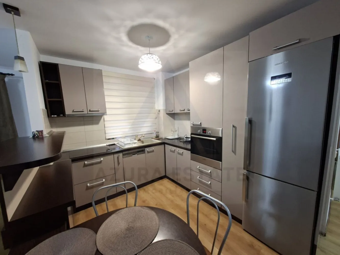 Apartament modern 3 camere 2 bai si parcare subterana in zona Rahovei - Agentia imobiliara Azura-Estate va propune spre vanzare un apartament generos cu o suprafata utila de 77 mp, compus din 3 camere, 2 bai, balcon si 2 locuri de parcare privata, situat intr-un imobil edificat din caramida in anul 2008 in zona Piata Rahovei din Sibiu.

Piața Rahovei se remarcă printr-o poziționare excelentă în Sibiu, oferind acces rapid către centrul orașului și principalele artere de circulație, dar și o conectivitate facilă prin transportul public, cu stații de autobuz la câțiva pași. 
 În proximitate se găsesc supermarketuri, magazine diverse, restaurante și cafenele, dar și școli, grădinițe și centre educaționale, ceea ce transformă zona într-un punct de interes major pentru cei care își doresc un stil de viață comod și accesibil. 

Caracteristici si compartimentare:
Living generos cu bucatarie open space echipata premium,
2 dormitoare matrimoniale
2 bai dintre care una trnasformata in dressig
Loc de parcare privat exterior + loc de parcare subteran
Complex cu acces privat

Pretul acestui apartament este de 152000 euro negociabil!