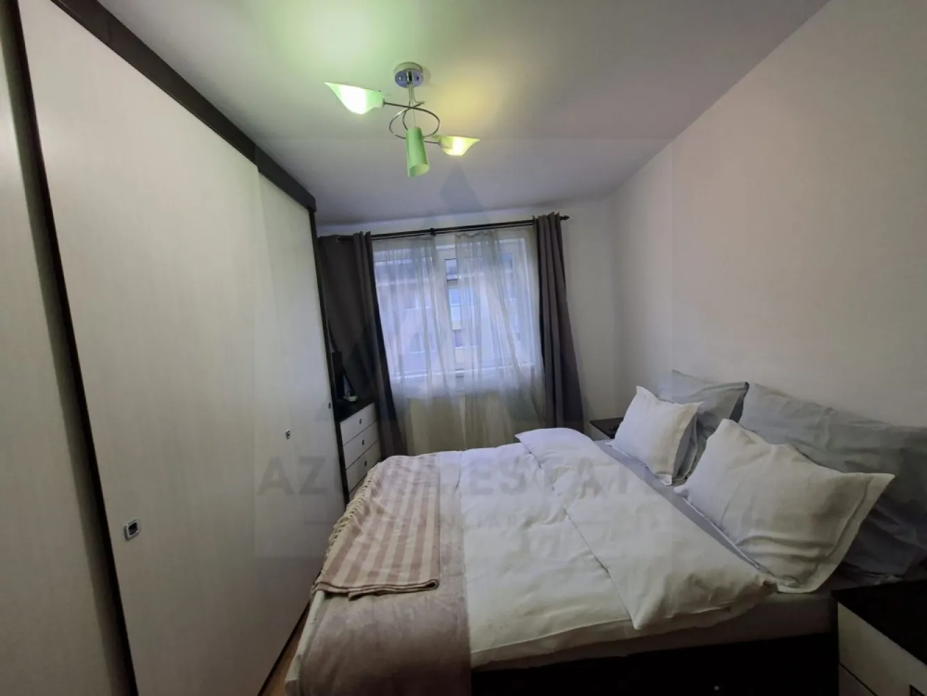 Apartament modern 3 camere 2 bai si parcare subterana in zona Rahovei - Agentia imobiliara Azura-Estate va propune spre vanzare un apartament generos cu o suprafata utila de 77 mp, compus din 3 camere, 2 bai, balcon si 2 locuri de parcare privata, situat intr-un imobil edificat din caramida in anul 2008 in zona Piata Rahovei din Sibiu.

Piața Rahovei se remarcă printr-o poziționare excelentă în Sibiu, oferind acces rapid către centrul orașului și principalele artere de circulație, dar și o conectivitate facilă prin transportul public, cu stații de autobuz la câțiva pași. 
 În proximitate se găsesc supermarketuri, magazine diverse, restaurante și cafenele, dar și școli, grădinițe și centre educaționale, ceea ce transformă zona într-un punct de interes major pentru cei care își doresc un stil de viață comod și accesibil. 

Caracteristici si compartimentare:
Living generos cu bucatarie open space echipata premium,
2 dormitoare matrimoniale
2 bai dintre care una trnasformata in dressig
Loc de parcare privat exterior + loc de parcare subteran
Complex cu acces privat

Pretul acestui apartament este de 152000 euro negociabil!