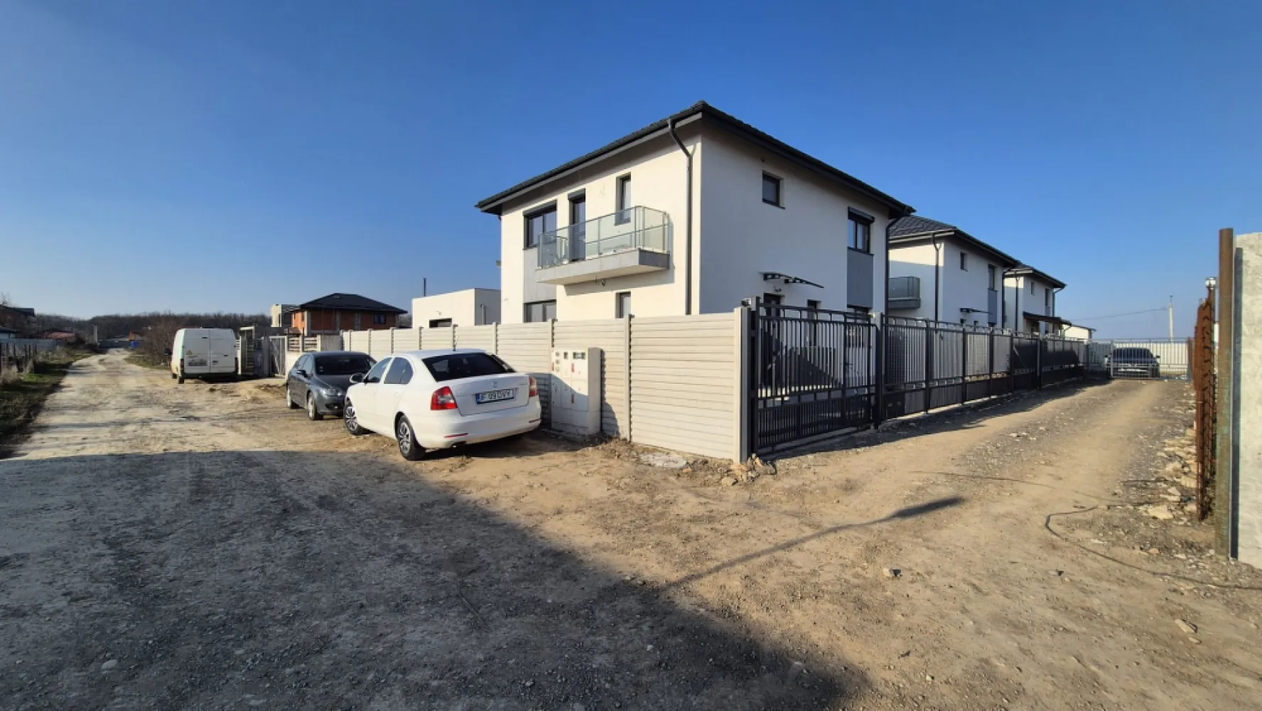 Vila individuala cu 4 Camere in Magurele - Vila individuala P+1 cu 4 camere si 2 bai, situata in orasul Magurele, intr-o zona rezidentiala, linistita, aproape de padure.

* Ultima unitate disponibila !

Aceasta este compartimentata foarte eficient, astfel :

La parter se afla un living spatios cu dinner de 37 mp, bucatarie 13 mp, hol la intrare de 5 mp, si baie de 5 mp.

La etaj se afla 3 dormitoare, o baie si dressing, din care un dormitor matrimonial cu baie proprie si balcon.

Suprafata utila a casei este de 119 mp.

Casa este construita din caramida tip Porotherm, izolata cu polistiren de 10 cm si acoperita cu acoperis tip Lindab.

Terenul casei este de 250 mp. Pentru varianta vilei cu teren de 300 mp, pretul este de 110.000 Euro.

Utilitati: curent electric, fosa septica si put propriu.

Incalzirea este asigurata de o centrala pe curent electric, pe sistem clasic de calorifere.

Nu este bransata la reteaua de gaze.

Accesul se face pe un drum neasfaltat, pietruit, pe o distanta de 300 metri.

Asigurarea casei PAD este oferita la cumparare.

Va asteptam cu drag, sa programam o vizionare, la numarul de telefon din anunt.

Comision cumparator : 1% in pretul de achizitie.

Imobilul este identificat cu nr cadastral 72485 , la adresa din str Soimului nr.35, oras Magurele, Jud. Ilfov.

-

Autex imobiliare

Siguranta si incredere in imobiliare !
