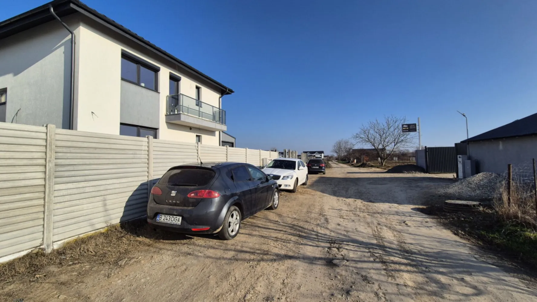 Vila individuala cu 4 Camere in Magurele - Vila individuala P+1 cu 4 camere si 2 bai, situata in orasul Magurele, intr-o zona rezidentiala, linistita, aproape de padure.

* Ultima unitate disponibila !

Aceasta este compartimentata foarte eficient, astfel :

La parter se afla un living spatios cu dinner de 37 mp, bucatarie 13 mp, hol la intrare de 5 mp, si baie de 5 mp.

La etaj se afla 3 dormitoare, o baie si dressing, din care un dormitor matrimonial cu baie proprie si balcon.

Suprafata utila a casei este de 119 mp.

Casa este construita din caramida tip Porotherm, izolata cu polistiren de 10 cm si acoperita cu acoperis tip Lindab.

Terenul casei este de 250 mp. Pentru varianta vilei cu teren de 300 mp, pretul este de 110.000 Euro.

Utilitati: curent electric, fosa septica si put propriu.

Incalzirea este asigurata de o centrala pe curent electric, pe sistem clasic de calorifere.

Nu este bransata la reteaua de gaze.

Accesul se face pe un drum neasfaltat, pietruit, pe o distanta de 300 metri.

Asigurarea casei PAD este oferita la cumparare.

Va asteptam cu drag, sa programam o vizionare, la numarul de telefon din anunt.

Comision cumparator : 1% in pretul de achizitie.

Imobilul este identificat cu nr cadastral 72485 , la adresa din str Soimului nr.35, oras Magurele, Jud. Ilfov.

-

Autex imobiliare

Siguranta si incredere in imobiliare !