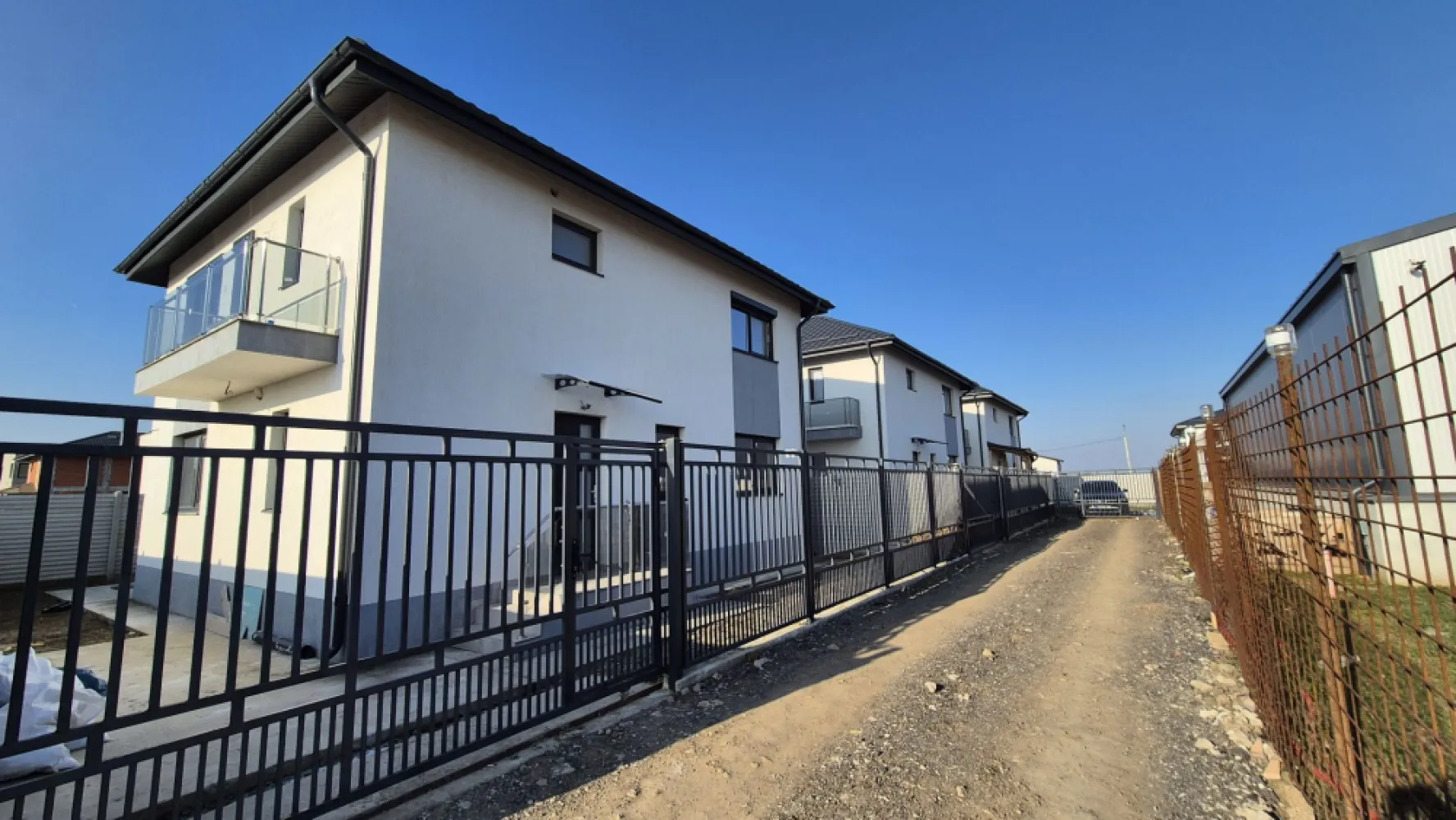 Vila individuala cu 4 Camere in Magurele - Vila individuala P+1 cu 4 camere si 2 bai, situata in orasul Magurele, intr-o zona rezidentiala, linistita, aproape de padure.

* Ultima unitate disponibila !

Aceasta este compartimentata foarte eficient, astfel :

La parter se afla un living spatios cu dinner de 37 mp, bucatarie 13 mp, hol la intrare de 5 mp, si baie de 5 mp.

La etaj se afla 3 dormitoare, o baie si dressing, din care un dormitor matrimonial cu baie proprie si balcon.

Suprafata utila a casei este de 119 mp.

Casa este construita din caramida tip Porotherm, izolata cu polistiren de 10 cm si acoperita cu acoperis tip Lindab.

Terenul casei este de 250 mp. Pentru varianta vilei cu teren de 300 mp, pretul este de 110.000 Euro.

Utilitati: curent electric, fosa septica si put propriu.

Incalzirea este asigurata de o centrala pe curent electric, pe sistem clasic de calorifere.

Nu este bransata la reteaua de gaze.

Accesul se face pe un drum neasfaltat, pietruit, pe o distanta de 300 metri.

Asigurarea casei PAD este oferita la cumparare.

Va asteptam cu drag, sa programam o vizionare, la numarul de telefon din anunt.

Comision cumparator : 1% in pretul de achizitie.

Imobilul este identificat cu nr cadastral 72485 , la adresa din str Soimului nr.35, oras Magurele, Jud. Ilfov.

-

Autex imobiliare

Siguranta si incredere in imobiliare !