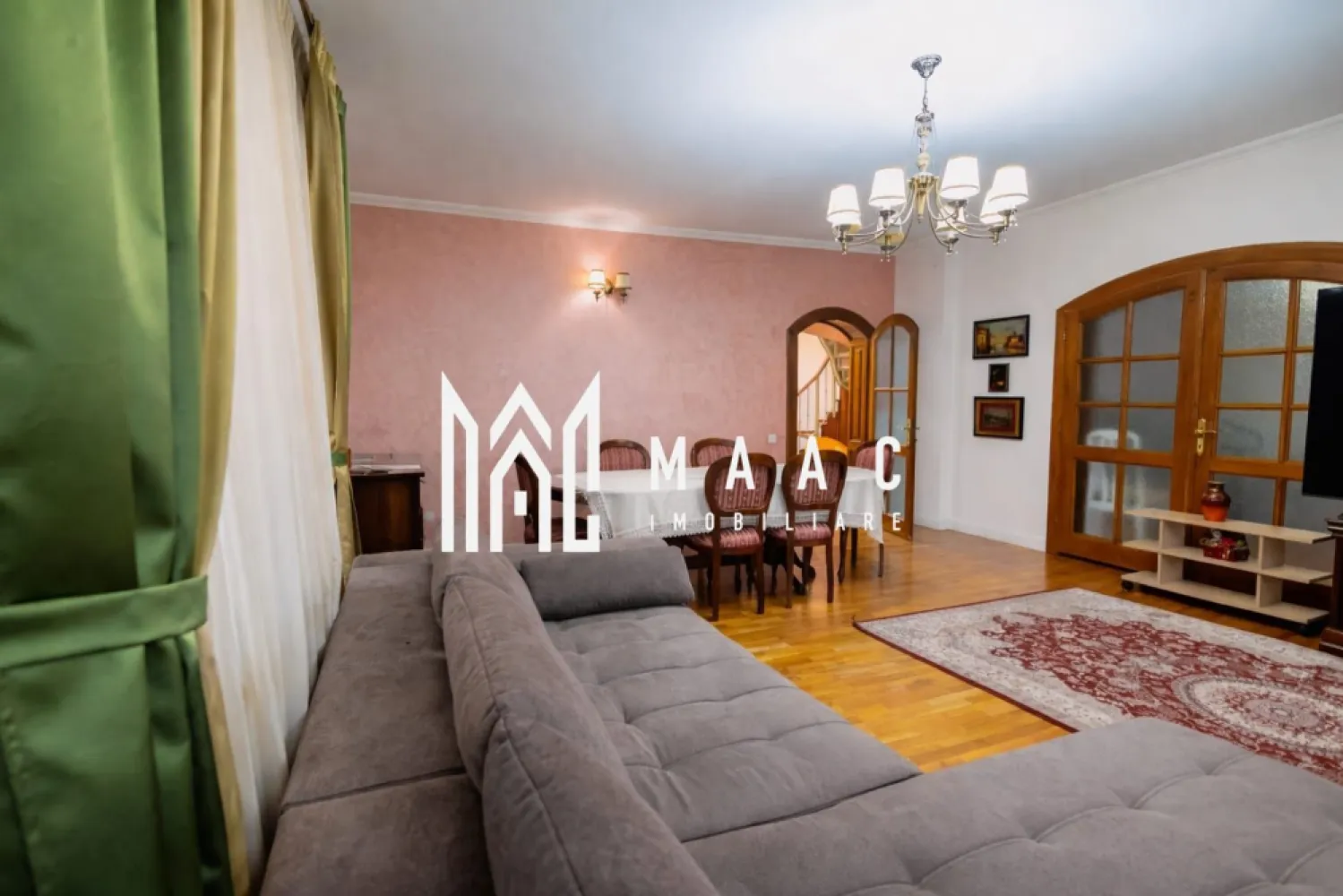 Apartament 4 camere I Decomandat I Garaj I B-dul Victoriei - MAAC Imobiliare vă propune spre vânzare un apartament cu 4 camere, decomandat, situat în zonă centrală, la etajul 2 din 2, într-un imobil solid, cu arhitectură clasică și vecinătate selectă.

Proprietatea se remarcă prin volumetrie generoasă, finisaje de calitate și o atmosferă elegantă, specifică locuințelor cu personalitate.
In alcatuire avem: 4 camere decomandate, bine proporționate; bucătărie închisă; 2 băi (una cu dus, alta cu vana- ambele cu aerisire); dressing; 
3 balcoane ( toate inchise; intr-unul e amenajata inca o zona de gatit).

Interiorul dezvaluie tavane înalte ce amplifică senzația de spațiu, parchet din lemn masiv, uși interioare din stejar, ferestre cu dimensiuni generoase.
Apartamentul a fost renovat si este foarte bine intretinut.
Aferente; pivnita, garaj; cota parte din boxa de depozitare si pod.

Ideal pentru rezidență personală sau investiție.

Poziționare centrală, cu acces rapid către centrul istoric si Parcul Sub Arini.

Proprietate rară, ce îmbină farmecul arhitecturii clasice cu confortul modern, potrivită pentru cei care apreciază spațiile ample, luminozitatea și calitatea construcției.

Pentru mai multe detalii precizati telefonic ca ati vazut anuntul cu ID:CP3007745