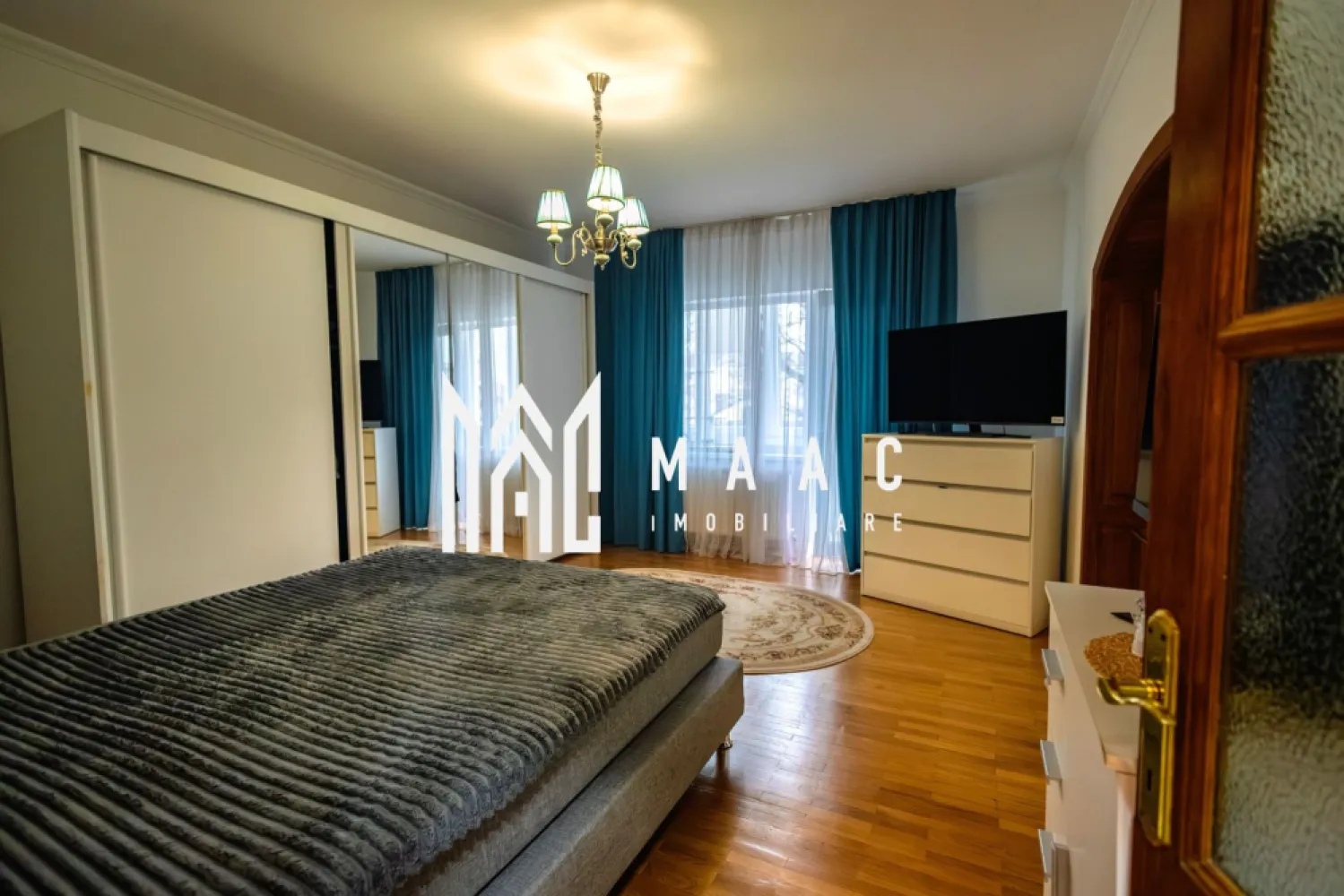 Apartament 4 camere I Decomandat I Garaj I B-dul Victoriei - MAAC Imobiliare vă propune spre vânzare un apartament cu 4 camere, decomandat, situat în zonă centrală, la etajul 2 din 2, într-un imobil solid, cu arhitectură clasică și vecinătate selectă.

Proprietatea se remarcă prin volumetrie generoasă, finisaje de calitate și o atmosferă elegantă, specifică locuințelor cu personalitate.
In alcatuire avem: 4 camere decomandate, bine proporționate; bucătărie închisă; 2 băi (una cu dus, alta cu vana- ambele cu aerisire); dressing; 
3 balcoane ( toate inchise; intr-unul e amenajata inca o zona de gatit).

Interiorul dezvaluie tavane înalte ce amplifică senzația de spațiu, parchet din lemn masiv, uși interioare din stejar, ferestre cu dimensiuni generoase.
Apartamentul a fost renovat si este foarte bine intretinut.
Aferente; pivnita, garaj; cota parte din boxa de depozitare si pod.

Ideal pentru rezidență personală sau investiție.

Poziționare centrală, cu acces rapid către centrul istoric si Parcul Sub Arini.

Proprietate rară, ce îmbină farmecul arhitecturii clasice cu confortul modern, potrivită pentru cei care apreciază spațiile ample, luminozitatea și calitatea construcției.

Pentru mai multe detalii precizati telefonic ca ati vazut anuntul cu ID:CP3007745