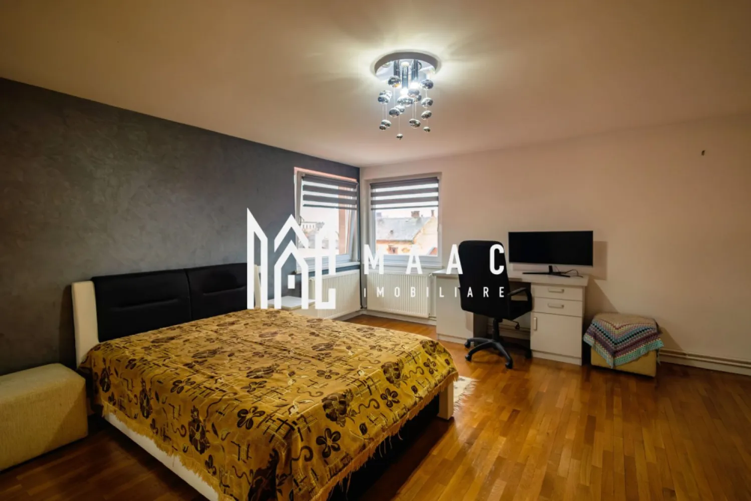 Apartament 4 camere I Decomandat I Garaj I B-dul Victoriei - MAAC Imobiliare vă propune spre vânzare un apartament cu 4 camere, decomandat, situat în zonă centrală, la etajul 2 din 2, într-un imobil solid, cu arhitectură clasică și vecinătate selectă.

Proprietatea se remarcă prin volumetrie generoasă, finisaje de calitate și o atmosferă elegantă, specifică locuințelor cu personalitate.
In alcatuire avem: 4 camere decomandate, bine proporționate; bucătărie închisă; 2 băi (una cu dus, alta cu vana- ambele cu aerisire); dressing; 
3 balcoane ( toate inchise; intr-unul e amenajata inca o zona de gatit).

Interiorul dezvaluie tavane înalte ce amplifică senzația de spațiu, parchet din lemn masiv, uși interioare din stejar, ferestre cu dimensiuni generoase.
Apartamentul a fost renovat si este foarte bine intretinut.
Aferente; pivnita, garaj; cota parte din boxa de depozitare si pod.

Ideal pentru rezidență personală sau investiție.

Poziționare centrală, cu acces rapid către centrul istoric si Parcul Sub Arini.

Proprietate rară, ce îmbină farmecul arhitecturii clasice cu confortul modern, potrivită pentru cei care apreciază spațiile ample, luminozitatea și calitatea construcției.

Pentru mai multe detalii precizati telefonic ca ati vazut anuntul cu ID:CP3007745