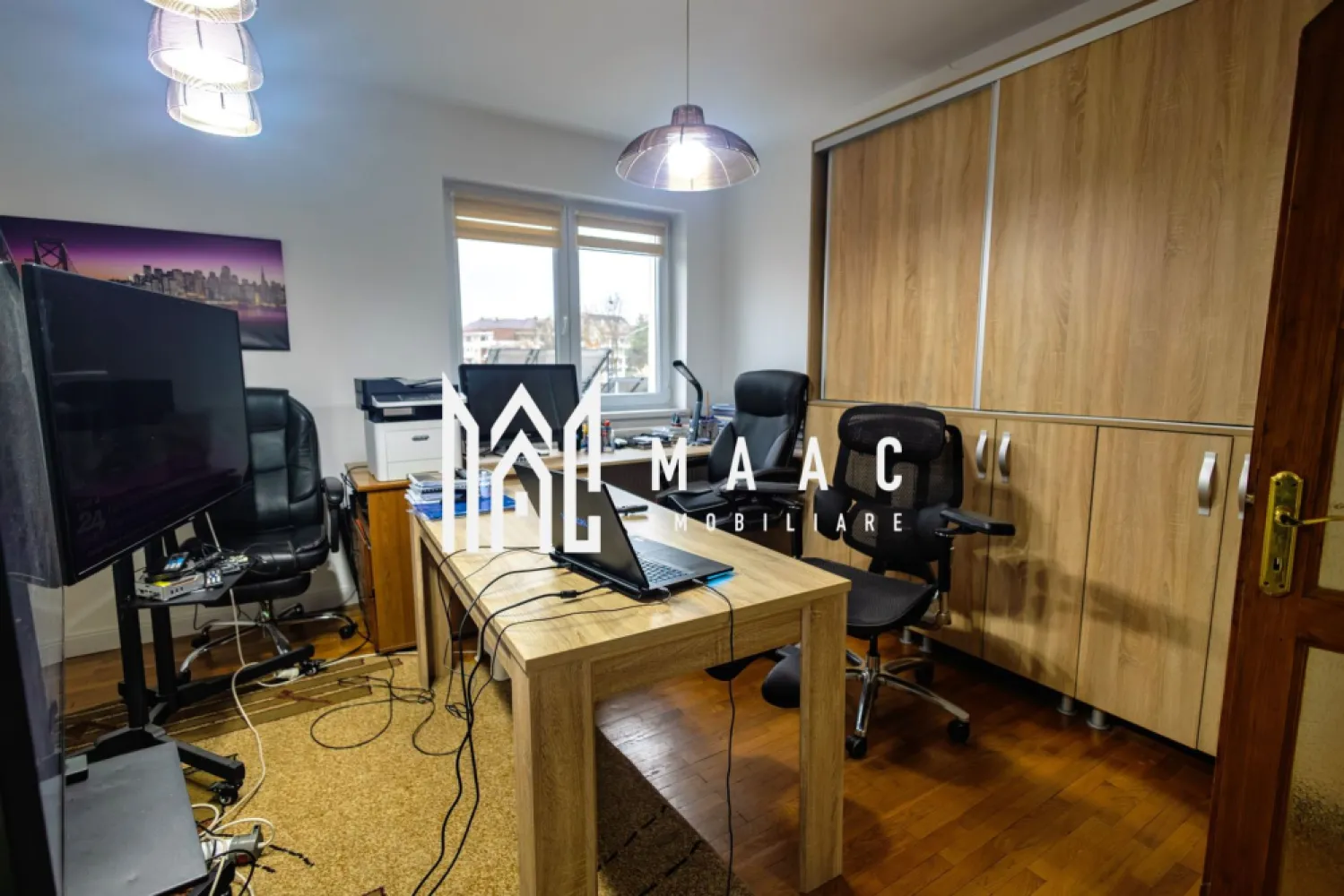 Apartament 4 camere I Decomandat I Garaj I B-dul Victoriei - MAAC Imobiliare vă propune spre vânzare un apartament cu 4 camere, decomandat, situat în zonă centrală, la etajul 2 din 2, într-un imobil solid, cu arhitectură clasică și vecinătate selectă.

Proprietatea se remarcă prin volumetrie generoasă, finisaje de calitate și o atmosferă elegantă, specifică locuințelor cu personalitate.
In alcatuire avem: 4 camere decomandate, bine proporționate; bucătărie închisă; 2 băi (una cu dus, alta cu vana- ambele cu aerisire); dressing; 
3 balcoane ( toate inchise; intr-unul e amenajata inca o zona de gatit).

Interiorul dezvaluie tavane înalte ce amplifică senzația de spațiu, parchet din lemn masiv, uși interioare din stejar, ferestre cu dimensiuni generoase.
Apartamentul a fost renovat si este foarte bine intretinut.
Aferente; pivnita, garaj; cota parte din boxa de depozitare si pod.

Ideal pentru rezidență personală sau investiție.

Poziționare centrală, cu acces rapid către centrul istoric si Parcul Sub Arini.

Proprietate rară, ce îmbină farmecul arhitecturii clasice cu confortul modern, potrivită pentru cei care apreciază spațiile ample, luminozitatea și calitatea construcției.

Pentru mai multe detalii precizati telefonic ca ati vazut anuntul cu ID:CP3007745