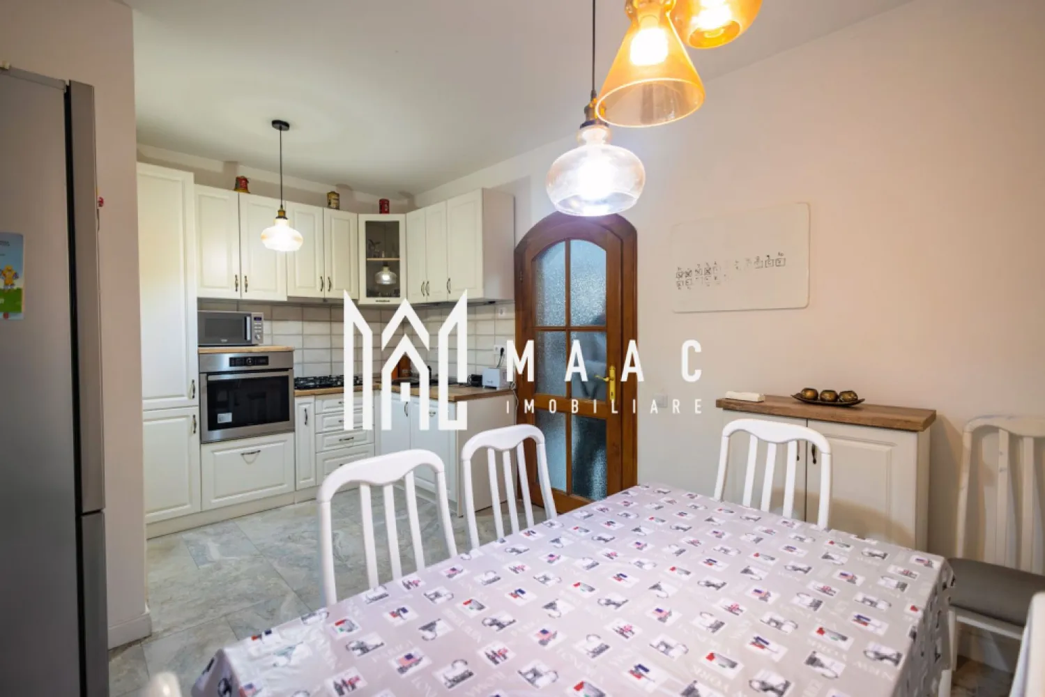 Apartament 4 camere I Decomandat I Garaj I B-dul Victoriei - MAAC Imobiliare vă propune spre vânzare un apartament cu 4 camere, decomandat, situat în zonă centrală, la etajul 2 din 2, într-un imobil solid, cu arhitectură clasică și vecinătate selectă.

Proprietatea se remarcă prin volumetrie generoasă, finisaje de calitate și o atmosferă elegantă, specifică locuințelor cu personalitate.
In alcatuire avem: 4 camere decomandate, bine proporționate; bucătărie închisă; 2 băi (una cu dus, alta cu vana- ambele cu aerisire); dressing; 
3 balcoane ( toate inchise; intr-unul e amenajata inca o zona de gatit).

Interiorul dezvaluie tavane înalte ce amplifică senzația de spațiu, parchet din lemn masiv, uși interioare din stejar, ferestre cu dimensiuni generoase.
Apartamentul a fost renovat si este foarte bine intretinut.
Aferente; pivnita, garaj; cota parte din boxa de depozitare si pod.

Ideal pentru rezidență personală sau investiție.

Poziționare centrală, cu acces rapid către centrul istoric si Parcul Sub Arini.

Proprietate rară, ce îmbină farmecul arhitecturii clasice cu confortul modern, potrivită pentru cei care apreciază spațiile ample, luminozitatea și calitatea construcției.

Pentru mai multe detalii precizati telefonic ca ati vazut anuntul cu ID:CP3007745