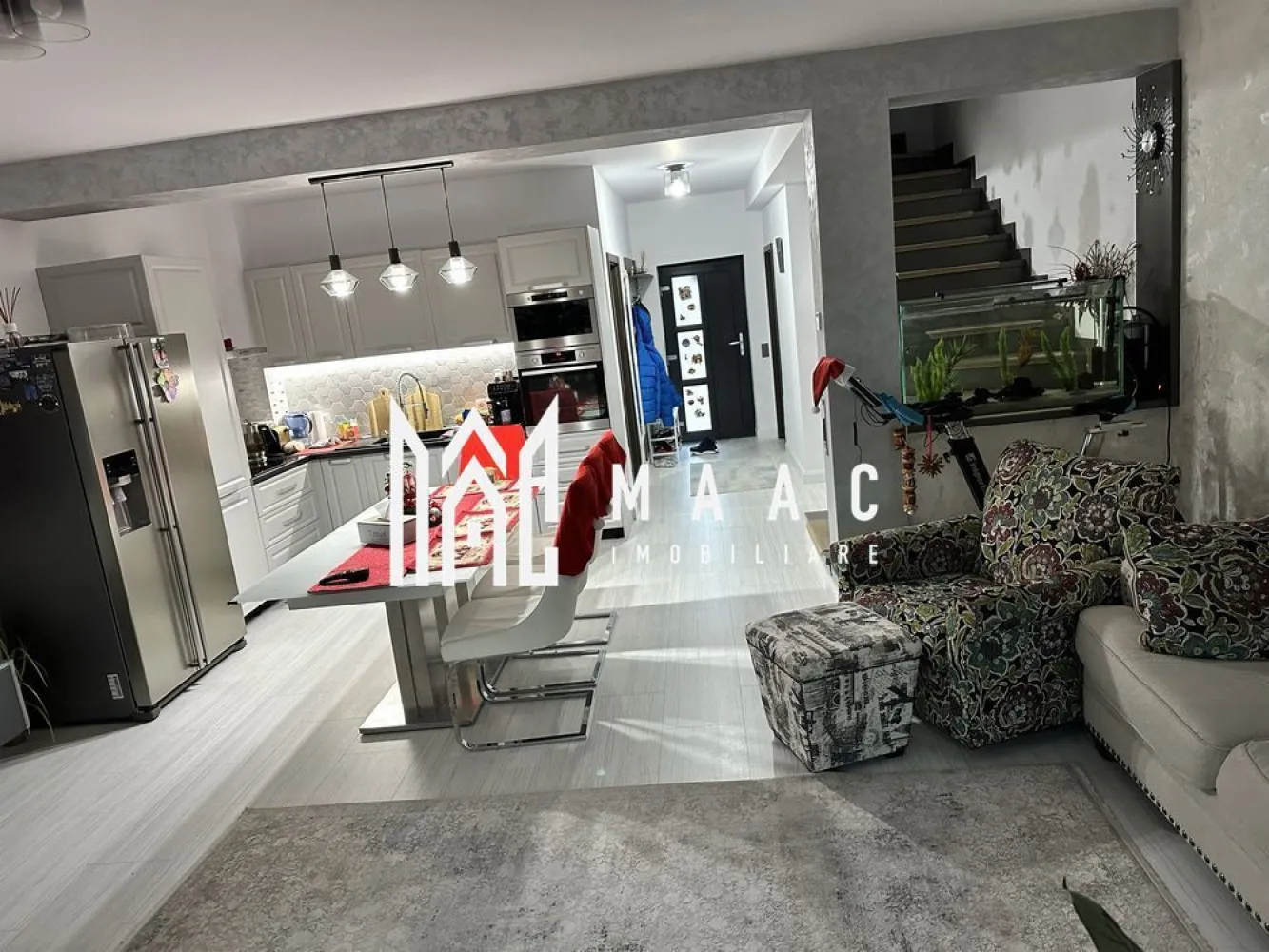 Casă insiruita 4 camere | 150 mpu | Selimbar - MAAC Imobiliare vă propune spre vânzare o casă intr-o zonă liniștită din Șelimbăr construită în 2016, pe un teren de 318 mp. Proprietatea oferă aproximativ 150 mp utili, distribuiți pe parter și etaj.

La parter regăsim holul, o baie, dressingul, bucătăria și livingul open-space, precum și terasa exterioară. Etajul este format din trei camere, fiecare cu balcon, două băi și un hol.

Curtea este amenajată, dispune de garaj și patru locuri de parcare, iar întreaga proprietate este împrejmuită și dotată cu poartă pietonală și auto. Casa se predă la cheie, cu toate utilitățile disponibile.

Pentru mai multe detalii, vă rugăm sa ne contactați, specificand ID: CP2809096