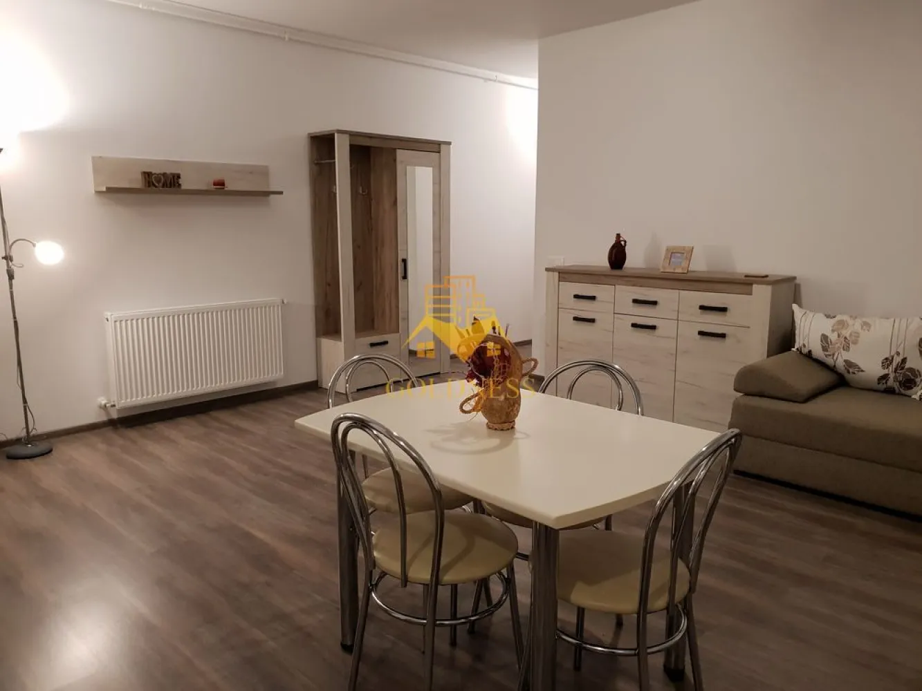2 camere, Europa, Eugen Ionesco, Calea Turzii, Leroy Merlin, Parcare - GOLDNESS Imobiliare vă propune spre închiriere un apartament cu 2 camere complet mobilat și utilat, la etajul 1 într-un imobil de 5 etaje, în Cartierul Europa.
Dispune de loc de parcare subterana!
Se află în apropierea stațiilor de transport în comun, magazine, restaurante, spații verzi, farmacii, etc. 

Apartamentul este compartimentat astfel:
 - dormitor cu pat matrimonial, dressing, noptiere
 - living cu canapea extensibilă 
 - bucătărie complet open space utilată și mobilată, loc de servit masa 
 - baie cu cada, calorifer port prosop și dulap pentru depozitare.
 - balcon 5mp.

Imobilul este dotat cu toate cele necesare- centrală proprie, frigider, aragaz, hotă, mașină de spălat haine, etc. 

Dacă sunteți interesați de acest apartament și doriți să îl vizionați, dar și pentru alte oferte nu ezitați să ne contactați telefonic sau prin e-mail. Vă stăm la dispoziție!
Pentru intermediere se percepe un comision de 50% din prețul chiriei!