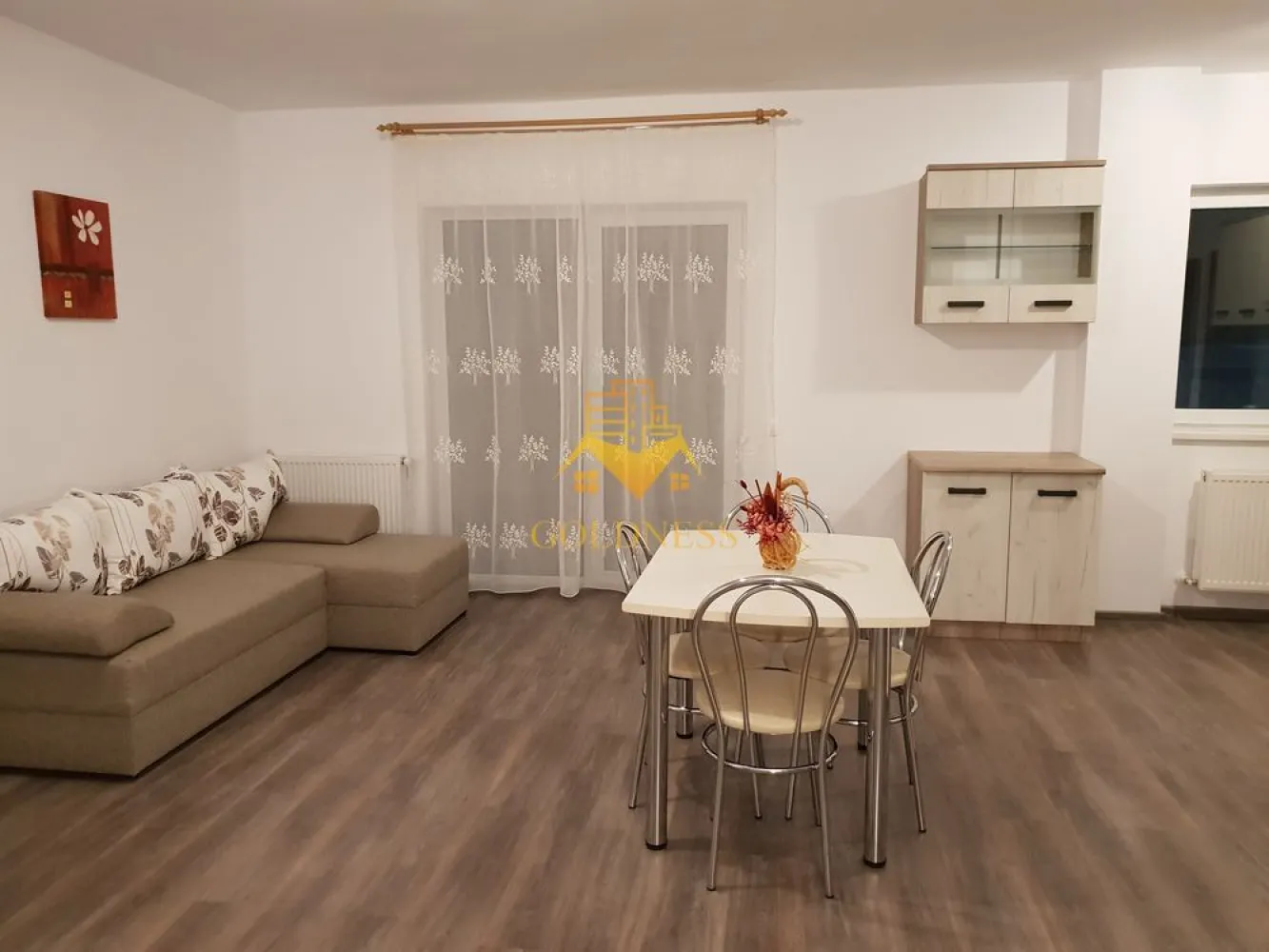 2 camere, Europa, Eugen Ionesco, Calea Turzii, Leroy Merlin, Parcare - GOLDNESS Imobiliare vă propune spre închiriere un apartament cu 2 camere complet mobilat și utilat, la etajul 1 într-un imobil de 5 etaje, în Cartierul Europa.
Dispune de loc de parcare subterana!
Se află în apropierea stațiilor de transport în comun, magazine, restaurante, spații verzi, farmacii, etc. 

Apartamentul este compartimentat astfel:
 - dormitor cu pat matrimonial, dressing, noptiere
 - living cu canapea extensibilă 
 - bucătărie complet open space utilată și mobilată, loc de servit masa 
 - baie cu cada, calorifer port prosop și dulap pentru depozitare.
 - balcon 5mp.

Imobilul este dotat cu toate cele necesare- centrală proprie, frigider, aragaz, hotă, mașină de spălat haine, etc. 

Dacă sunteți interesați de acest apartament și doriți să îl vizionați, dar și pentru alte oferte nu ezitați să ne contactați telefonic sau prin e-mail. Vă stăm la dispoziție!
Pentru intermediere se percepe un comision de 50% din prețul chiriei!
