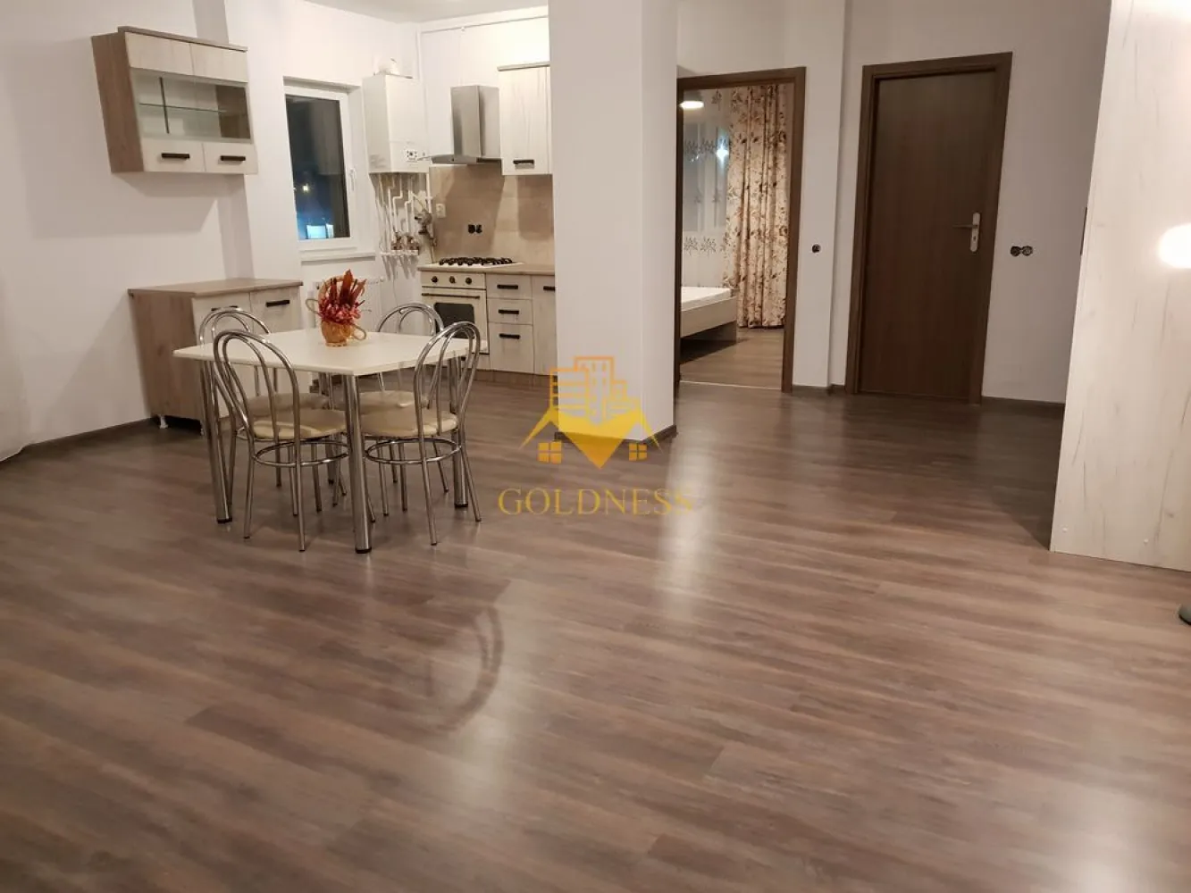 2 camere, Europa, Eugen Ionesco, Calea Turzii, Leroy Merlin, Parcare - GOLDNESS Imobiliare vă propune spre închiriere un apartament cu 2 camere complet mobilat și utilat, la etajul 1 într-un imobil de 5 etaje, în Cartierul Europa.
Dispune de loc de parcare subterana!
Se află în apropierea stațiilor de transport în comun, magazine, restaurante, spații verzi, farmacii, etc. 

Apartamentul este compartimentat astfel:
 - dormitor cu pat matrimonial, dressing, noptiere
 - living cu canapea extensibilă 
 - bucătărie complet open space utilată și mobilată, loc de servit masa 
 - baie cu cada, calorifer port prosop și dulap pentru depozitare.
 - balcon 5mp.

Imobilul este dotat cu toate cele necesare- centrală proprie, frigider, aragaz, hotă, mașină de spălat haine, etc. 

Dacă sunteți interesați de acest apartament și doriți să îl vizionați, dar și pentru alte oferte nu ezitați să ne contactați telefonic sau prin e-mail. Vă stăm la dispoziție!
Pentru intermediere se percepe un comision de 50% din prețul chiriei!