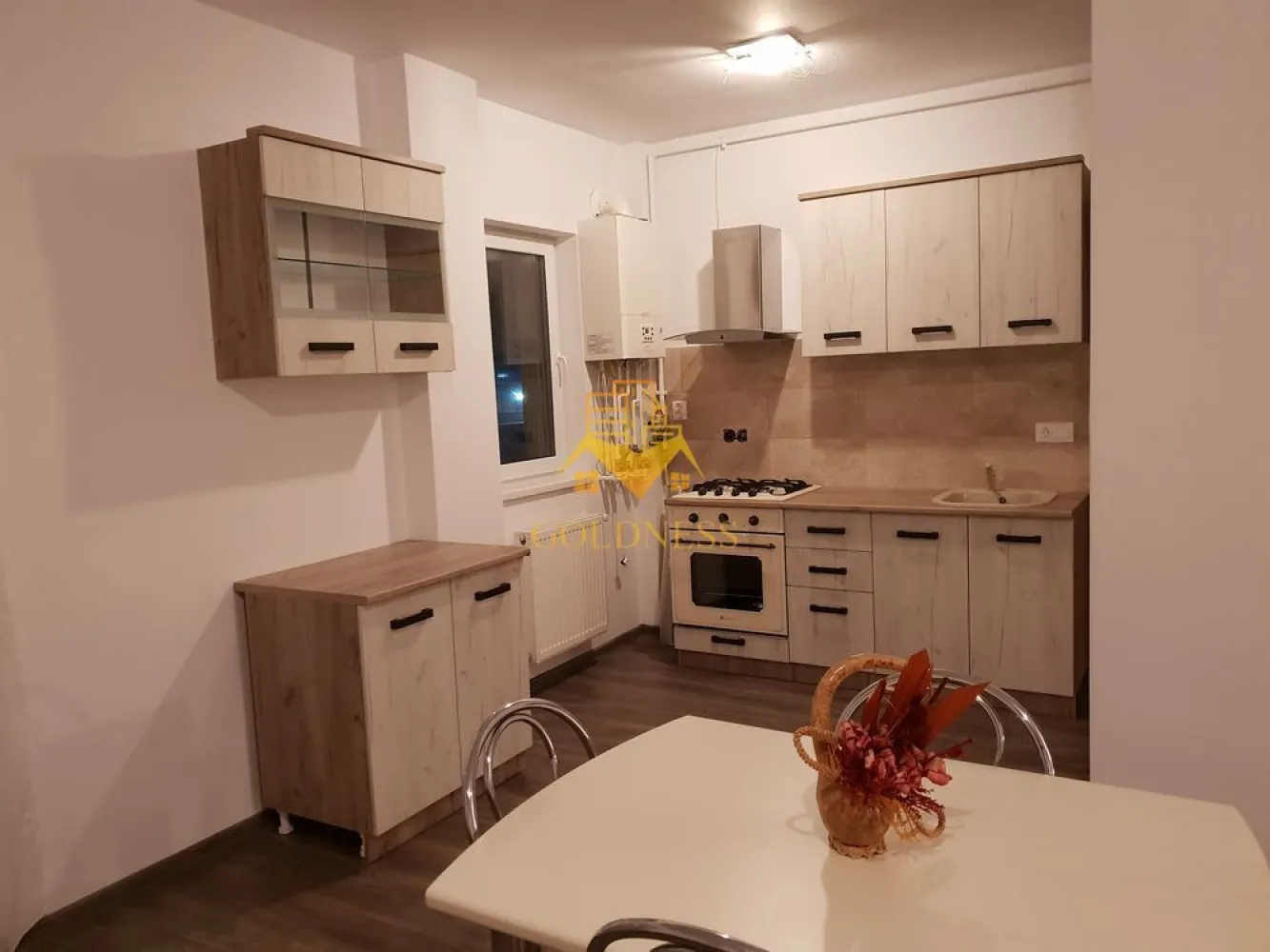 2 camere, Europa, Eugen Ionesco, Calea Turzii, Leroy Merlin, Parcare - GOLDNESS Imobiliare vă propune spre închiriere un apartament cu 2 camere complet mobilat și utilat, la etajul 1 într-un imobil de 5 etaje, în Cartierul Europa.
Dispune de loc de parcare subterana!
Se află în apropierea stațiilor de transport în comun, magazine, restaurante, spații verzi, farmacii, etc. 

Apartamentul este compartimentat astfel:
 - dormitor cu pat matrimonial, dressing, noptiere
 - living cu canapea extensibilă 
 - bucătărie complet open space utilată și mobilată, loc de servit masa 
 - baie cu cada, calorifer port prosop și dulap pentru depozitare.
 - balcon 5mp.

Imobilul este dotat cu toate cele necesare- centrală proprie, frigider, aragaz, hotă, mașină de spălat haine, etc. 

Dacă sunteți interesați de acest apartament și doriți să îl vizionați, dar și pentru alte oferte nu ezitați să ne contactați telefonic sau prin e-mail. Vă stăm la dispoziție!
Pentru intermediere se percepe un comision de 50% din prețul chiriei!