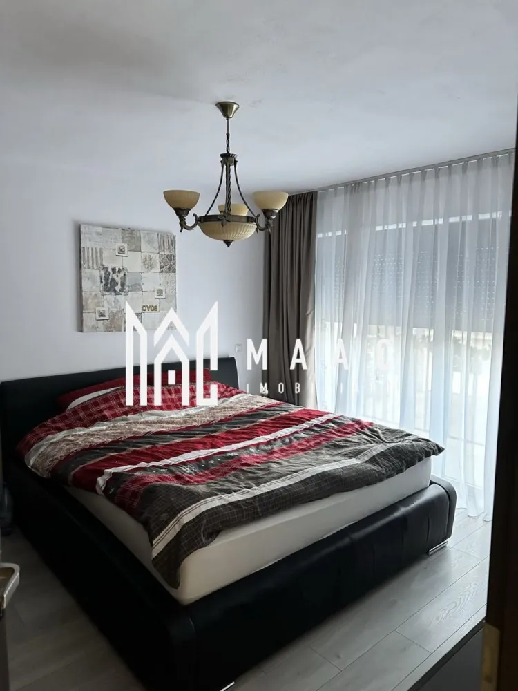 Casă insiruita 4 camere | 150 mpu | Selimbar - MAAC Imobiliare vă propune spre vânzare o casă intr-o zonă liniștită din Șelimbăr construită în 2016, pe un teren de 318 mp. Proprietatea oferă aproximativ 150 mp utili, distribuiți pe parter și etaj.

La parter regăsim holul, o baie, dressingul, bucătăria și livingul open-space, precum și terasa exterioară. Etajul este format din trei camere, fiecare cu balcon, două băi și un hol.

Curtea este amenajată, dispune de garaj și patru locuri de parcare, iar întreaga proprietate este împrejmuită și dotată cu poartă pietonală și auto. Casa se predă la cheie, cu toate utilitățile disponibile.

Pentru mai multe detalii, vă rugăm sa ne contactați, specificand ID: CP2809096