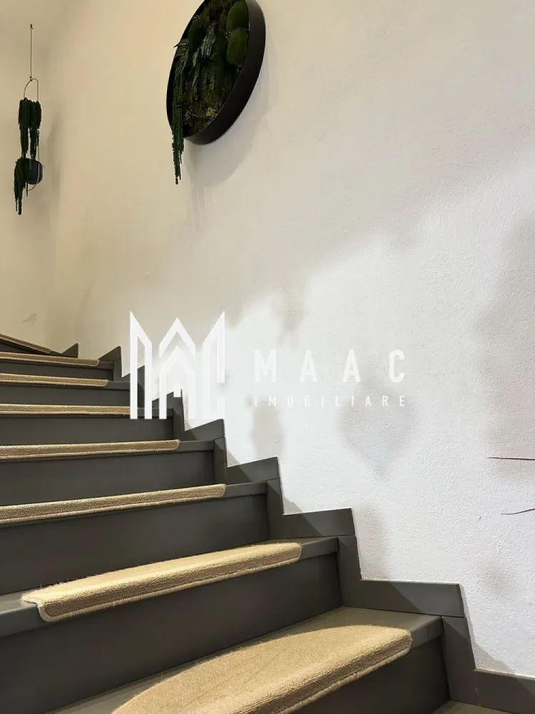 Casă insiruita 4 camere | 150 mpu | Selimbar - MAAC Imobiliare vă propune spre vânzare o casă intr-o zonă liniștită din Șelimbăr construită în 2016, pe un teren de 318 mp. Proprietatea oferă aproximativ 150 mp utili, distribuiți pe parter și etaj.

La parter regăsim holul, o baie, dressingul, bucătăria și livingul open-space, precum și terasa exterioară. Etajul este format din trei camere, fiecare cu balcon, două băi și un hol.

Curtea este amenajată, dispune de garaj și patru locuri de parcare, iar întreaga proprietate este împrejmuită și dotată cu poartă pietonală și auto. Casa se predă la cheie, cu toate utilitățile disponibile.

Pentru mai multe detalii, vă rugăm sa ne contactați, specificand ID: CP2809096