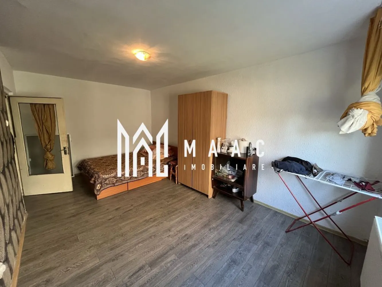 Garsonieră Nord | parter | centrală proprie | - MAAC IMOBILIARE vă prezintă spre vânzare o garsonieră cu un potențial deosebit, situată într-una dintre cele mai apreciate zone ale orașului – Zona Nord, recunoscută pentru accesibilitate și confort urban.
Amplasată la parterul unui imobil solid cu regim de înălțime P+4, proprietatea oferă un avantaj major prin accesul facil, fiind ideală atât pentru locuință personală, cât și pentru investiție sigură.
Un spațiu gândit pentru confort și funcționalitate: Garsoniera beneficiază de centrală termică proprie, oferind independență și eficiență energetică, iar tâmplăria PVC cu geam termopan asigură izolare optimă și liniște. În plus, proprietatea dispune de boxă închisă, un element extrem de util pentru depozitare suplimentară.
Localizare premium: Poziționarea este unul dintre cele mai mari atuuri – în imediata apropiere regăsim tot ceea ce este esențial pentru un stil de viață modern:
-unități de învățământ (școli, licee, grădinițe)
-spital
-piață agroalimentară
-supermarketuri și magazine diverse
Totul este la câțiva pași distanță, oferind un echilibru perfect între confort și mobilitate urbană.
Versatilitate și investiție sigură: Datorită amplasării la parter, proprietatea poate fi valorificată cu ușurință și în scopuri comerciale (birou, cabinet, spațiu servicii), în funcție de necesități și autorizări.
De ce să alegi această proprietate: 
-Zonă de top, extrem de căutată
-Acces rapid și facil
-Costuri eficiente de întreținere
-Ideală pentru locuit sau investiție
-Spațiu suplimentar (boxă) inclus
CP3018060