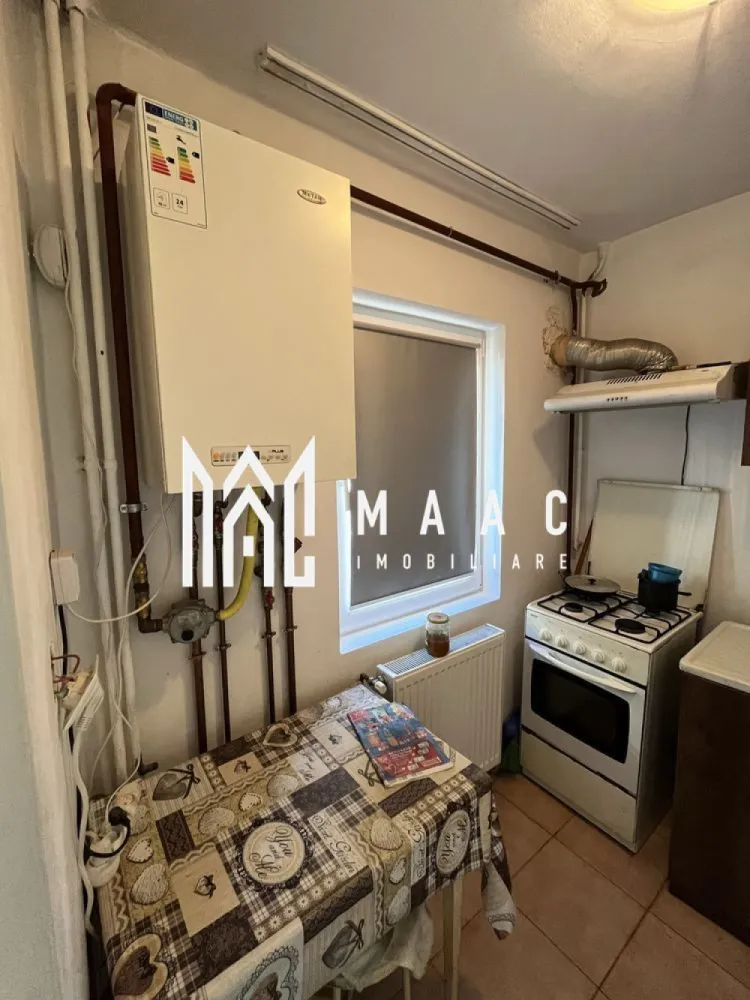 Garsonieră Nord | parter | centrală proprie | - MAAC IMOBILIARE vă prezintă spre vânzare o garsonieră cu un potențial deosebit, situată într-una dintre cele mai apreciate zone ale orașului – Zona Nord, recunoscută pentru accesibilitate și confort urban.
Amplasată la parterul unui imobil solid cu regim de înălțime P+4, proprietatea oferă un avantaj major prin accesul facil, fiind ideală atât pentru locuință personală, cât și pentru investiție sigură.
Un spațiu gândit pentru confort și funcționalitate: Garsoniera beneficiază de centrală termică proprie, oferind independență și eficiență energetică, iar tâmplăria PVC cu geam termopan asigură izolare optimă și liniște. În plus, proprietatea dispune de boxă închisă, un element extrem de util pentru depozitare suplimentară.
Localizare premium: Poziționarea este unul dintre cele mai mari atuuri – în imediata apropiere regăsim tot ceea ce este esențial pentru un stil de viață modern:
-unități de învățământ (școli, licee, grădinițe)
-spital
-piață agroalimentară
-supermarketuri și magazine diverse
Totul este la câțiva pași distanță, oferind un echilibru perfect între confort și mobilitate urbană.
Versatilitate și investiție sigură: Datorită amplasării la parter, proprietatea poate fi valorificată cu ușurință și în scopuri comerciale (birou, cabinet, spațiu servicii), în funcție de necesități și autorizări.
De ce să alegi această proprietate: 
-Zonă de top, extrem de căutată
-Acces rapid și facil
-Costuri eficiente de întreținere
-Ideală pentru locuit sau investiție
-Spațiu suplimentar (boxă) inclus
CP3018060