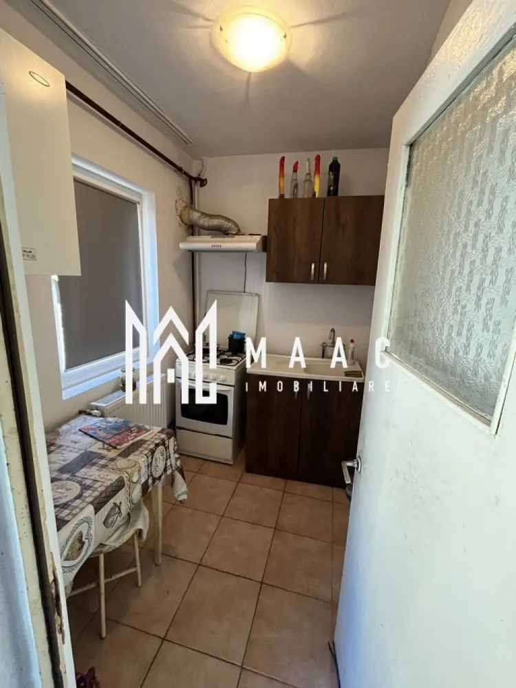 Garsonieră Nord | parter | centrală proprie | - MAAC IMOBILIARE vă prezintă spre vânzare o garsonieră cu un potențial deosebit, situată într-una dintre cele mai apreciate zone ale orașului – Zona Nord, recunoscută pentru accesibilitate și confort urban.
Amplasată la parterul unui imobil solid cu regim de înălțime P+4, proprietatea oferă un avantaj major prin accesul facil, fiind ideală atât pentru locuință personală, cât și pentru investiție sigură.
Un spațiu gândit pentru confort și funcționalitate: Garsoniera beneficiază de centrală termică proprie, oferind independență și eficiență energetică, iar tâmplăria PVC cu geam termopan asigură izolare optimă și liniște. În plus, proprietatea dispune de boxă închisă, un element extrem de util pentru depozitare suplimentară.
Localizare premium: Poziționarea este unul dintre cele mai mari atuuri – în imediata apropiere regăsim tot ceea ce este esențial pentru un stil de viață modern:
-unități de învățământ (școli, licee, grădinițe)
-spital
-piață agroalimentară
-supermarketuri și magazine diverse
Totul este la câțiva pași distanță, oferind un echilibru perfect între confort și mobilitate urbană.
Versatilitate și investiție sigură: Datorită amplasării la parter, proprietatea poate fi valorificată cu ușurință și în scopuri comerciale (birou, cabinet, spațiu servicii), în funcție de necesități și autorizări.
De ce să alegi această proprietate: 
-Zonă de top, extrem de căutată
-Acces rapid și facil
-Costuri eficiente de întreținere
-Ideală pentru locuit sau investiție
-Spațiu suplimentar (boxă) inclus
CP3018060