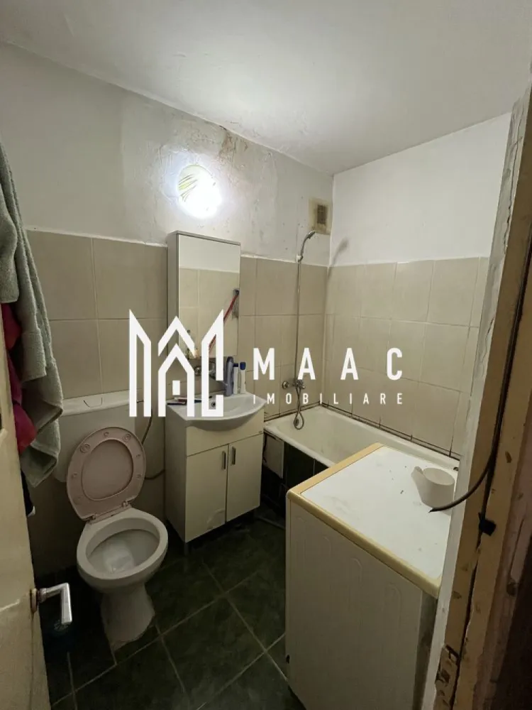 Garsonieră Nord | parter | centrală proprie | - MAAC IMOBILIARE vă prezintă spre vânzare o garsonieră cu un potențial deosebit, situată într-una dintre cele mai apreciate zone ale orașului – Zona Nord, recunoscută pentru accesibilitate și confort urban.
Amplasată la parterul unui imobil solid cu regim de înălțime P+4, proprietatea oferă un avantaj major prin accesul facil, fiind ideală atât pentru locuință personală, cât și pentru investiție sigură.
Un spațiu gândit pentru confort și funcționalitate: Garsoniera beneficiază de centrală termică proprie, oferind independență și eficiență energetică, iar tâmplăria PVC cu geam termopan asigură izolare optimă și liniște. În plus, proprietatea dispune de boxă închisă, un element extrem de util pentru depozitare suplimentară.
Localizare premium: Poziționarea este unul dintre cele mai mari atuuri – în imediata apropiere regăsim tot ceea ce este esențial pentru un stil de viață modern:
-unități de învățământ (școli, licee, grădinițe)
-spital
-piață agroalimentară
-supermarketuri și magazine diverse
Totul este la câțiva pași distanță, oferind un echilibru perfect între confort și mobilitate urbană.
Versatilitate și investiție sigură: Datorită amplasării la parter, proprietatea poate fi valorificată cu ușurință și în scopuri comerciale (birou, cabinet, spațiu servicii), în funcție de necesități și autorizări.
De ce să alegi această proprietate: 
-Zonă de top, extrem de căutată
-Acces rapid și facil
-Costuri eficiente de întreținere
-Ideală pentru locuit sau investiție
-Spațiu suplimentar (boxă) inclus
CP3018060