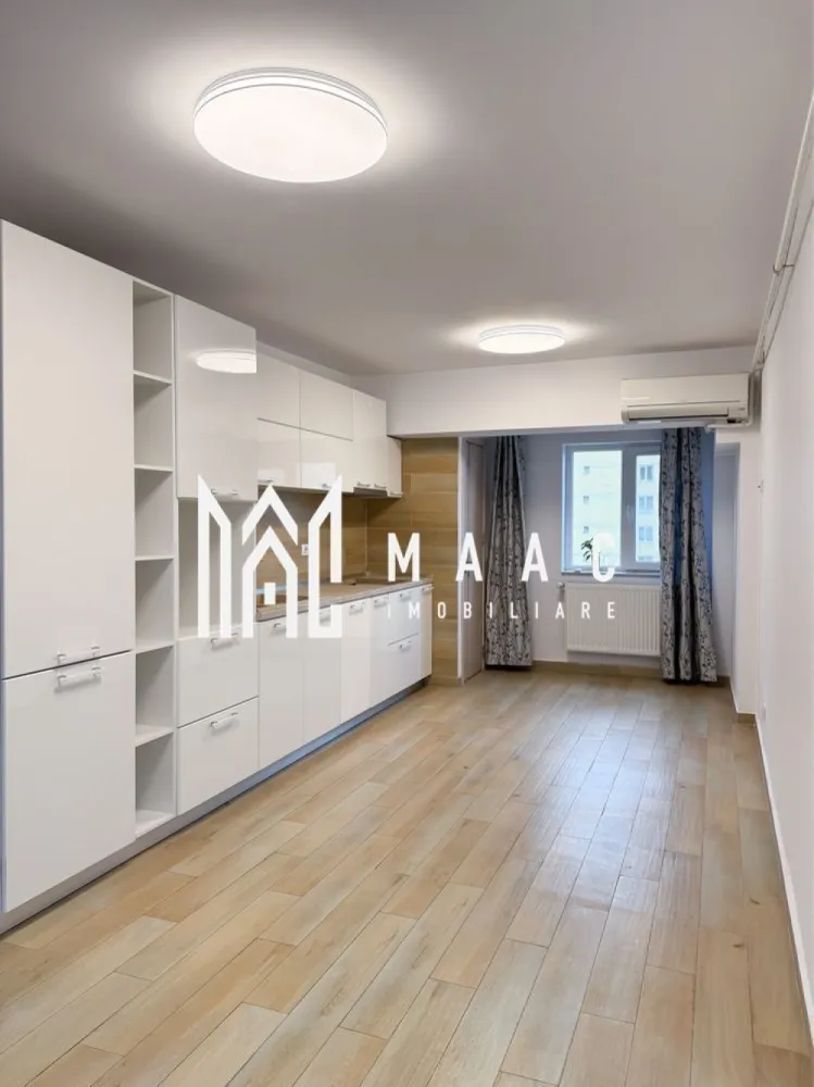 Apartament 4 camere | Nord | centrală | - MAAC IMOBILIARE vă propune spre vânzare un apartament spațios cu 4 camere, situat în Zona Nord – Râmnicu Vâlcea, una dintre cele mai apreciate și bine cotate zone ale orașului.
Acest imobil impresionează prin suprafața generoasă, compartimentarea inteligentă și confortul oferit, fiind alegerea ideală pentru o familie care își dorește un cămin modern, bine organizat și poziționat excelent.
Localizare premium: Apartamentul este amplasat într-o zonă cu acces facil către toate punctele de interes: supermarketuri, magazine, școli, licee, biserică și mijloace de transport, oferind un stil de viață comod și echilibrat.
Detalii tehnice:
Suprafață utilă: 90,24 mp
Suprafață totală: 96,7 mp
Compartimentare: decomandat – 4 camere
Etaj: 4 din 5
2 balcoane (unul închis, unul deschis)
2 băi
Bucătărie open-space (poate fi utilizată și ca living)
Debara pentru depozitare eficientă
Compartimentare inteligentă:
Dormitor matrimonial, compus din dormitor, dressing generos și baie proprie cu cadă
Cameră secundară ideală pentru copil sau oaspeți, cu balcon închis
Living spațios (sau al treilea dormitor), cu acces către balcon deschis
Baie secundară poziționată pe hol
Avantaje și dotări:
-Apartament renovat complet în urmă cu 2 ani
-Centrală termică proprie pe gaz
-2 aparate de aer condiționat
-Scară curată și liniștită, cu vecini civilizați
Compartimentare practică și luminozitate excelentă
Se vinde parțial mobilat:
-Mobilier bucătărie inclus
-Dressing complet utilat
-Băile rămân complet mobilate și echipate
Un apartament ideal pentru cei care caută spațiu, confort și o locație excelentă!
Pentru mai multe detalii sau programarea unei vizionări, echipa MAAC IMOBILIARE vă stă cu drag la dispoziție!