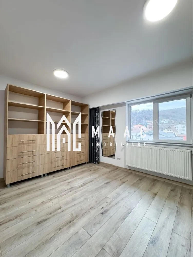 Apartament 4 camere | Nord | centrală | - MAAC IMOBILIARE vă propune spre vânzare un apartament spațios cu 4 camere, situat în Zona Nord – Râmnicu Vâlcea, una dintre cele mai apreciate și bine cotate zone ale orașului.
Acest imobil impresionează prin suprafața generoasă, compartimentarea inteligentă și confortul oferit, fiind alegerea ideală pentru o familie care își dorește un cămin modern, bine organizat și poziționat excelent.
Localizare premium: Apartamentul este amplasat într-o zonă cu acces facil către toate punctele de interes: supermarketuri, magazine, școli, licee, biserică și mijloace de transport, oferind un stil de viață comod și echilibrat.
Detalii tehnice:
Suprafață utilă: 90,24 mp
Suprafață totală: 96,7 mp
Compartimentare: decomandat – 4 camere
Etaj: 4 din 5
2 balcoane (unul închis, unul deschis)
2 băi
Bucătărie open-space (poate fi utilizată și ca living)
Debara pentru depozitare eficientă
Compartimentare inteligentă:
Dormitor matrimonial, compus din dormitor, dressing generos și baie proprie cu cadă
Cameră secundară ideală pentru copil sau oaspeți, cu balcon închis
Living spațios (sau al treilea dormitor), cu acces către balcon deschis
Baie secundară poziționată pe hol
Avantaje și dotări:
-Apartament renovat complet în urmă cu 2 ani
-Centrală termică proprie pe gaz
-2 aparate de aer condiționat
-Scară curată și liniștită, cu vecini civilizați
Compartimentare practică și luminozitate excelentă
Se vinde parțial mobilat:
-Mobilier bucătărie inclus
-Dressing complet utilat
-Băile rămân complet mobilate și echipate
Un apartament ideal pentru cei care caută spațiu, confort și o locație excelentă!
Pentru mai multe detalii sau programarea unei vizionări, echipa MAAC IMOBILIARE vă stă cu drag la dispoziție!