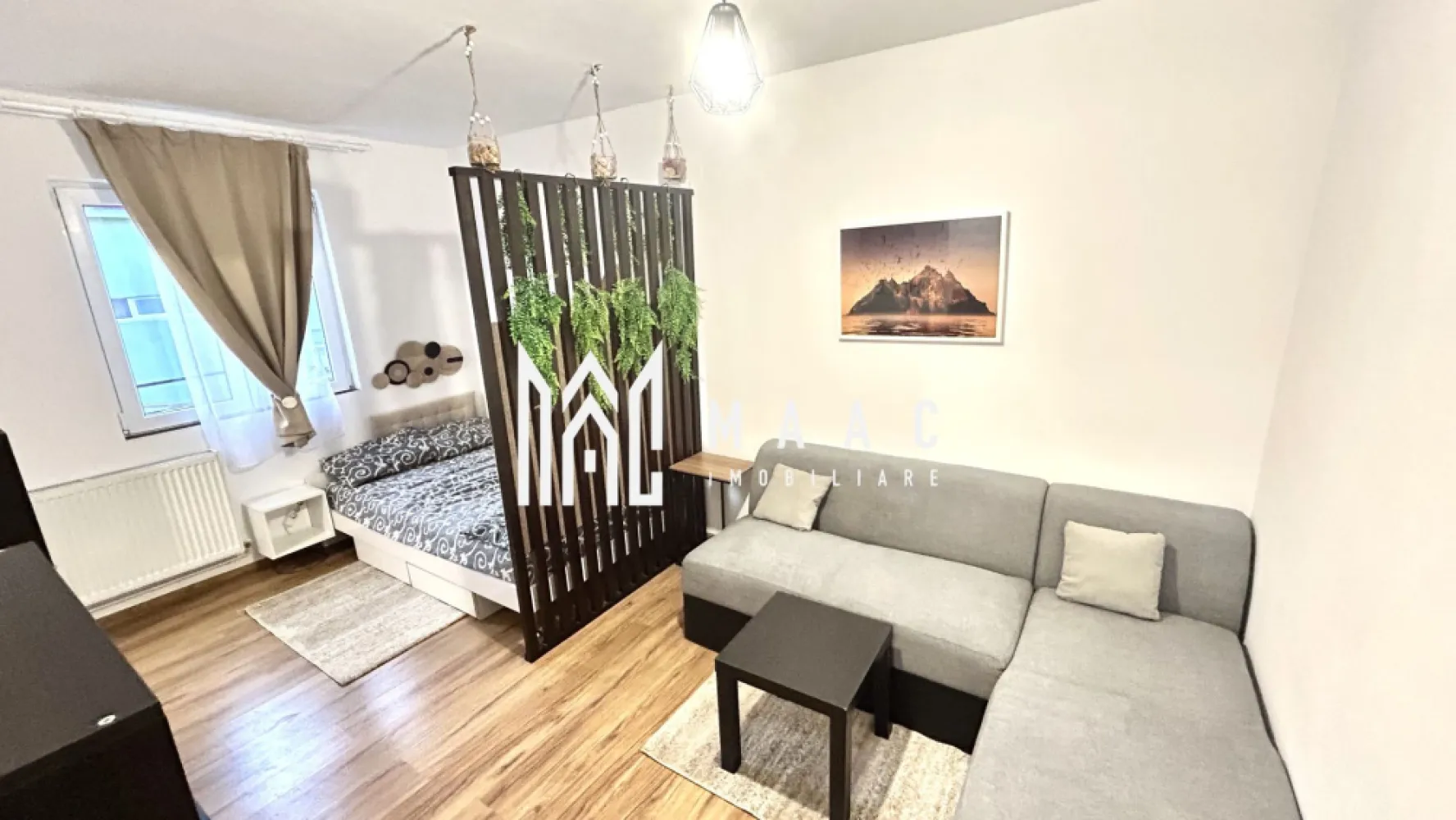 Apartament 1 camera | Etaj intermediar | Mobilata si utilata - MAAC Imobiliare vă propune spre vânzare o garsonieră ideală atât pentru locuit, cât și pentru investiție, situată în cartierul Broscărie, pe strada Ștefan cel Mare.

Imobilul are o suprafață utilă de 25 mp și este renovat modern, fiind compartimentat eficient astfel: hol de acces, baie, cameră spațioasă și bucătărie separată.

Locuința se vinde complet mobilată și utilată, beneficiind de:

centrală termică pe gaz

mașină de spălat cu uscător

cuptor electric și cuptor cu microunde

plită electrică

frigider

TV Smart și conexiune Wi-Fi

Toate dotările sunt alese pentru a oferi un nivel ridicat de confort și un stil de viață modern.

Avantaje locație:

zonă foarte bine cotată

loc de parcare

stație de autobuz chiar lângă bloc

parcuri pentru copii

magazine Profi și Simpa la aproximativ 50 m

sală de sport și alte facilități în imediata apropiere

Imobilul este liber de orice sarcini și se poate viziona oricând, cu programare prealabilă.

Pentru mai multe detalii sau pentru stabilirea unei vizionări, vă invităm să contactați MAAC Imobiliare.
ID: CP3017937