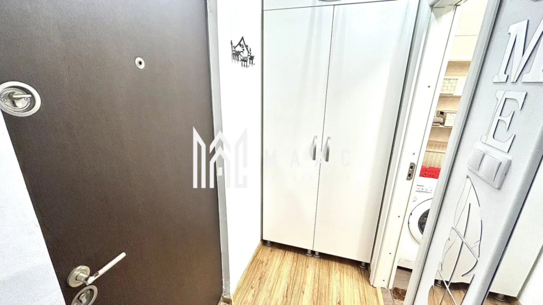 Apartament 1 camera | Etaj intermediar | Mobilata si utilata - MAAC Imobiliare vă propune spre vânzare o garsonieră ideală atât pentru locuit, cât și pentru investiție, situată în cartierul Broscărie, pe strada Ștefan cel Mare.

Imobilul are o suprafață utilă de 25 mp și este renovat modern, fiind compartimentat eficient astfel: hol de acces, baie, cameră spațioasă și bucătărie separată.

Locuința se vinde complet mobilată și utilată, beneficiind de:

centrală termică pe gaz

mașină de spălat cu uscător

cuptor electric și cuptor cu microunde

plită electrică

frigider

TV Smart și conexiune Wi-Fi

Toate dotările sunt alese pentru a oferi un nivel ridicat de confort și un stil de viață modern.

Avantaje locație:

zonă foarte bine cotată

loc de parcare

stație de autobuz chiar lângă bloc

parcuri pentru copii

magazine Profi și Simpa la aproximativ 50 m

sală de sport și alte facilități în imediata apropiere

Imobilul este liber de orice sarcini și se poate viziona oricând, cu programare prealabilă.

Pentru mai multe detalii sau pentru stabilirea unei vizionări, vă invităm să contactați MAAC Imobiliare.
ID: CP3017937