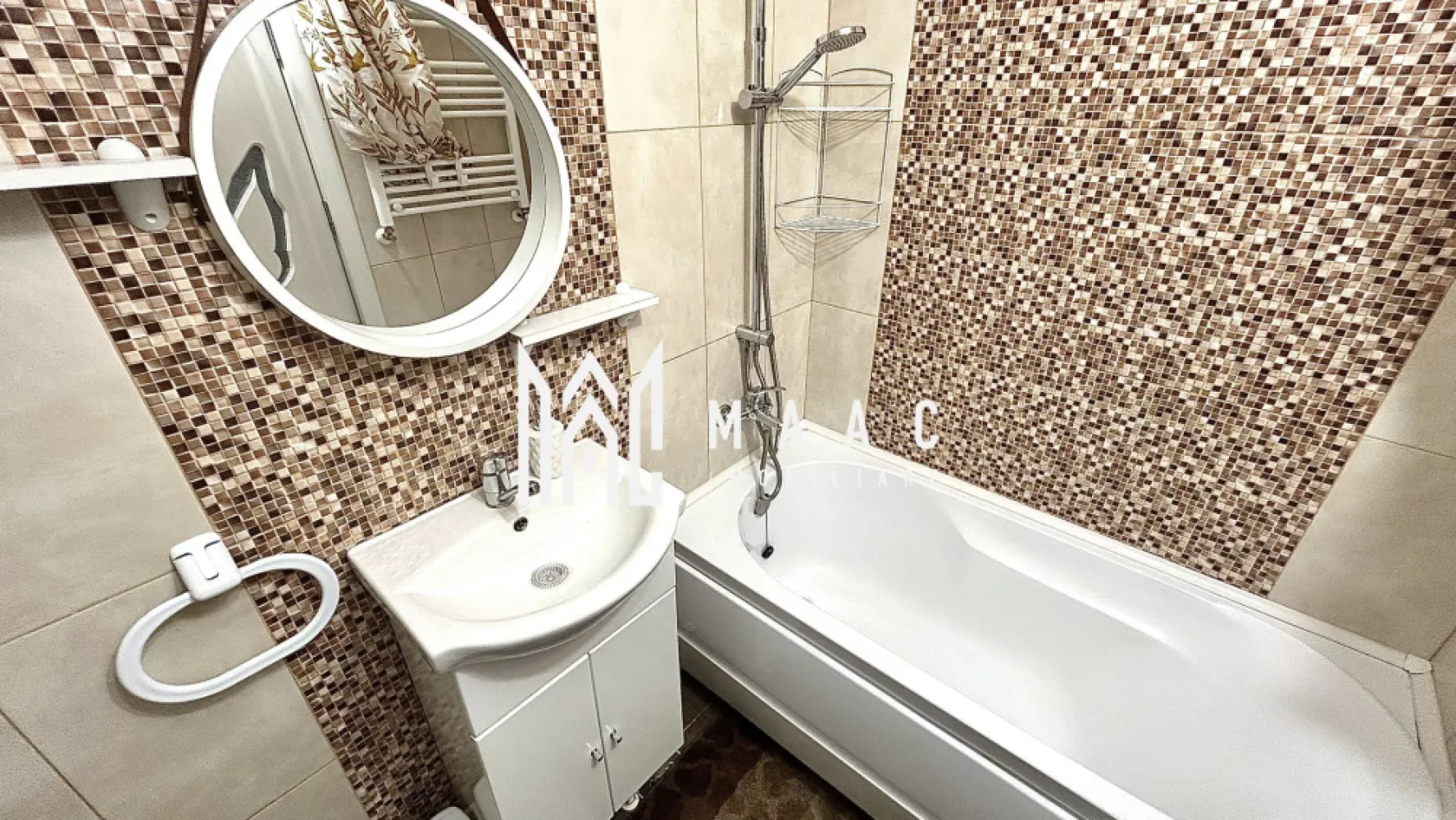 Apartament 1 camera | Etaj intermediar | Mobilata si utilata - MAAC Imobiliare vă propune spre vânzare o garsonieră ideală atât pentru locuit, cât și pentru investiție, situată în cartierul Broscărie, pe strada Ștefan cel Mare.

Imobilul are o suprafață utilă de 25 mp și este renovat modern, fiind compartimentat eficient astfel: hol de acces, baie, cameră spațioasă și bucătărie separată.

Locuința se vinde complet mobilată și utilată, beneficiind de:

centrală termică pe gaz

mașină de spălat cu uscător

cuptor electric și cuptor cu microunde

plită electrică

frigider

TV Smart și conexiune Wi-Fi

Toate dotările sunt alese pentru a oferi un nivel ridicat de confort și un stil de viață modern.

Avantaje locație:

zonă foarte bine cotată

loc de parcare

stație de autobuz chiar lângă bloc

parcuri pentru copii

magazine Profi și Simpa la aproximativ 50 m

sală de sport și alte facilități în imediata apropiere

Imobilul este liber de orice sarcini și se poate viziona oricând, cu programare prealabilă.

Pentru mai multe detalii sau pentru stabilirea unei vizionări, vă invităm să contactați MAAC Imobiliare.
ID: CP3017937